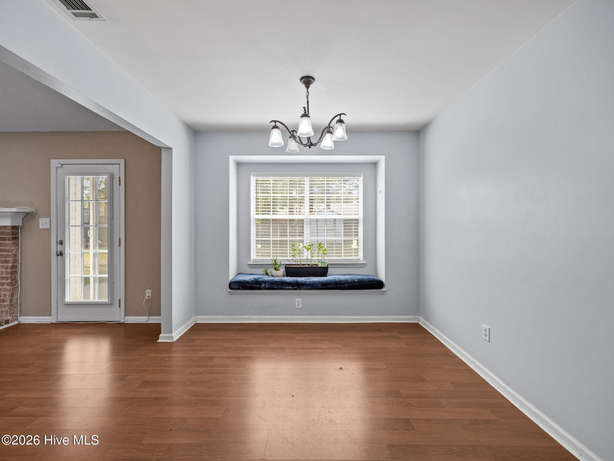 100567590 | Photo 12