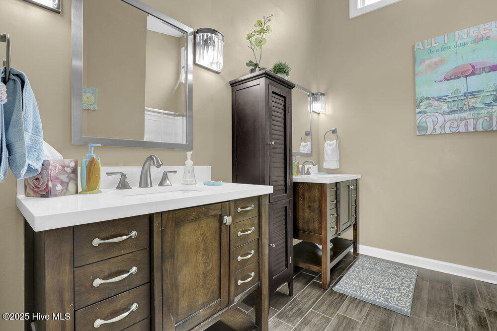 100513215 | Photo 24