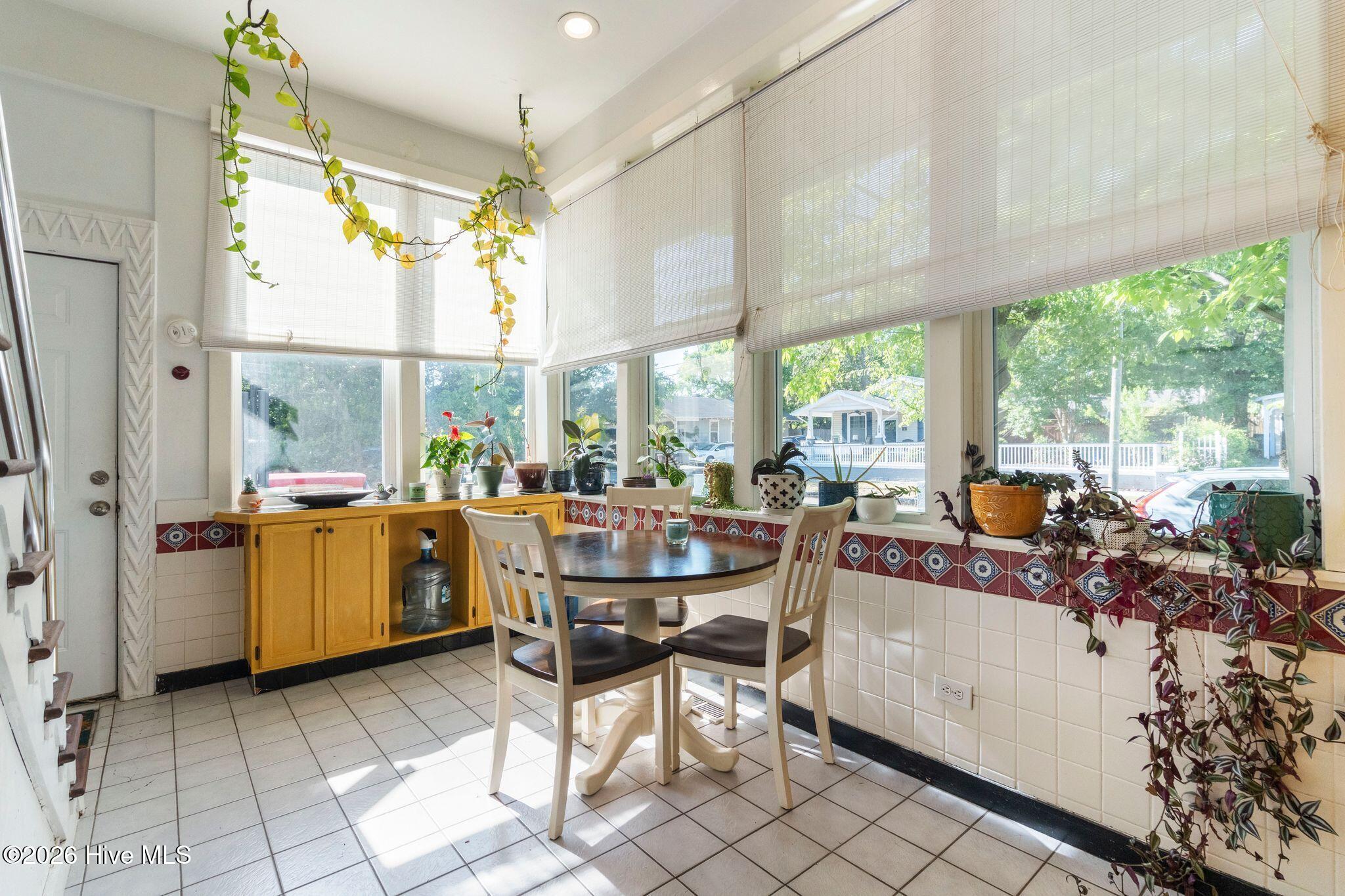 100570327 | Photo 30