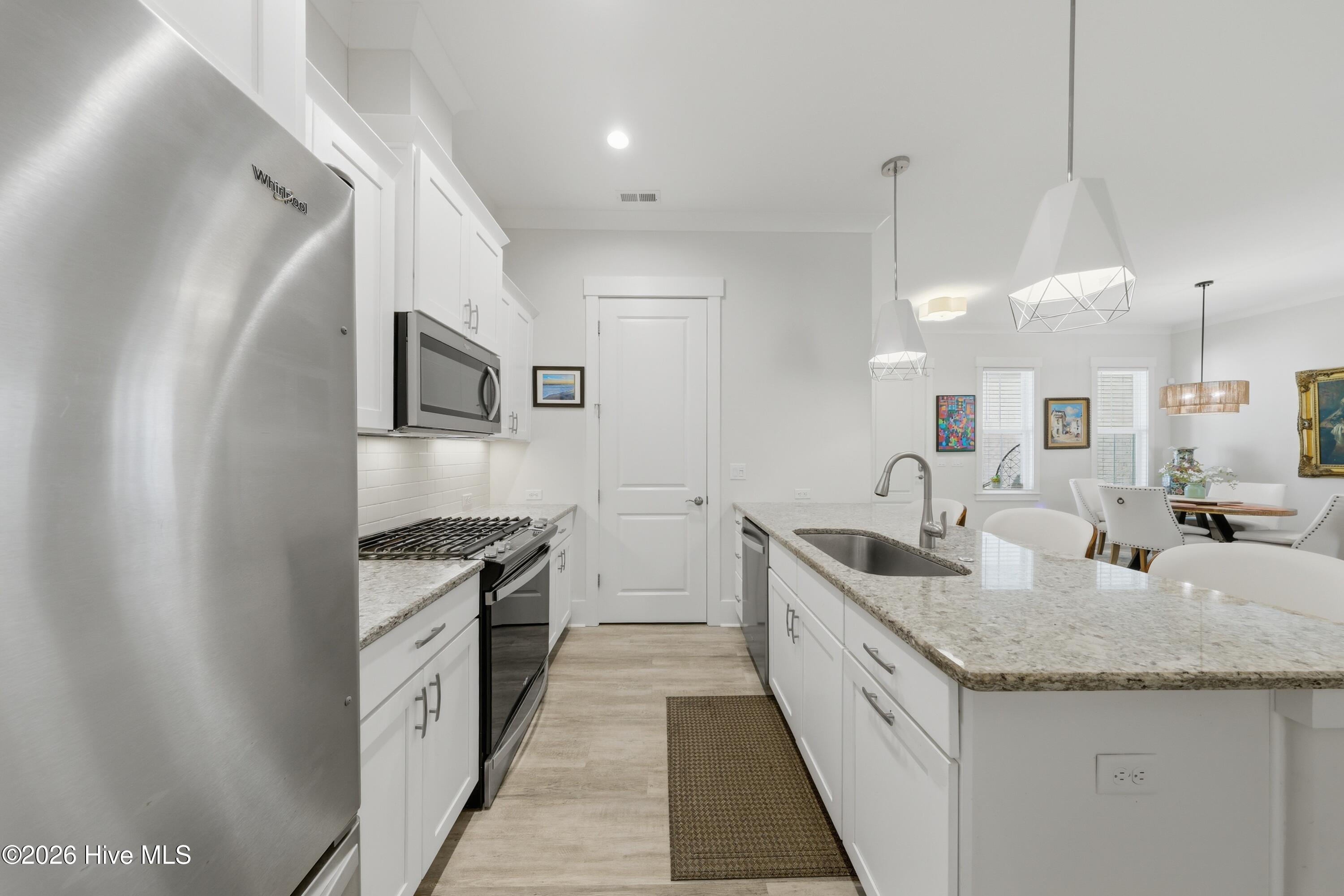 100568121 | Photo 13