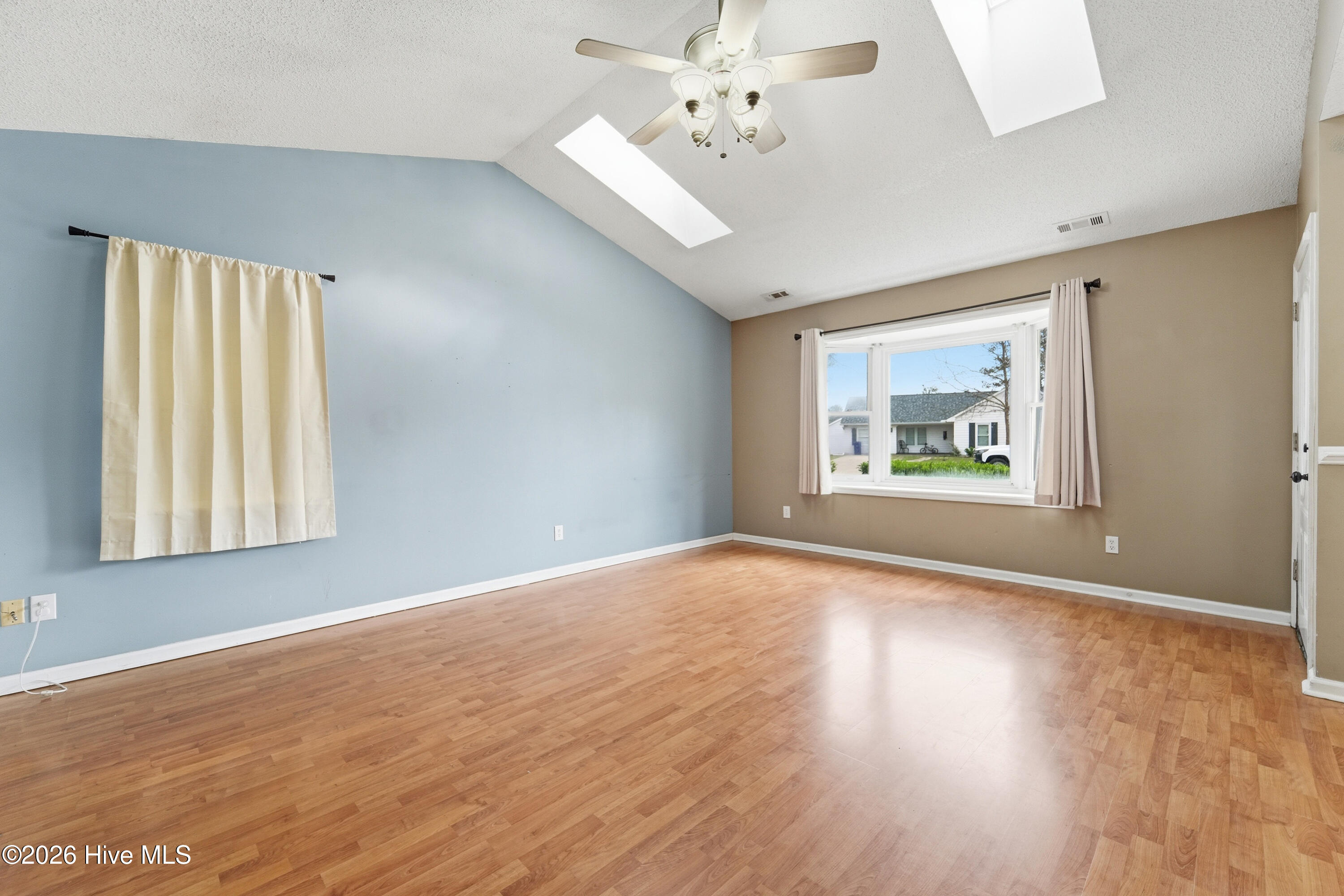 100559067 | Photo 23