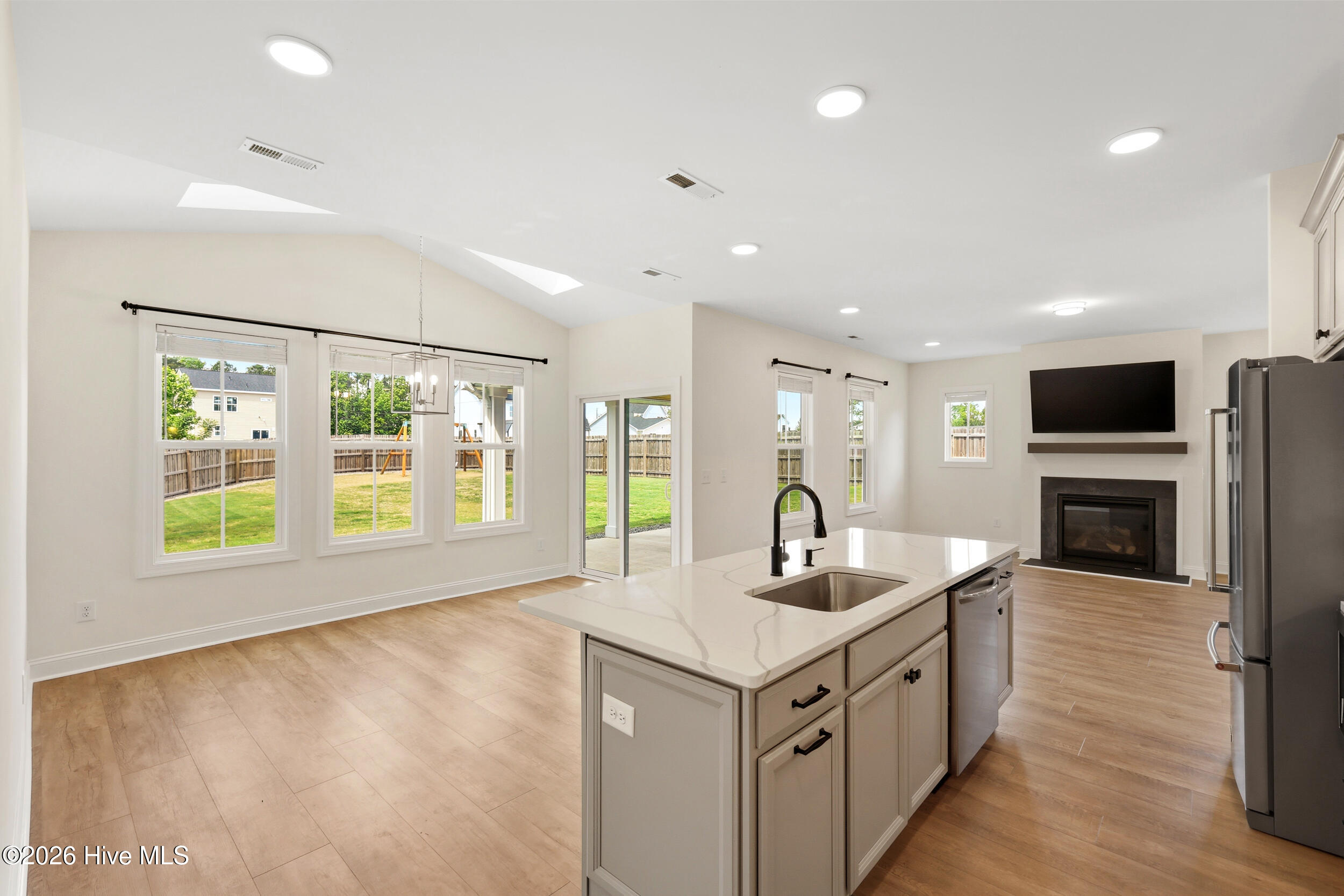 100570629 | Photo 22