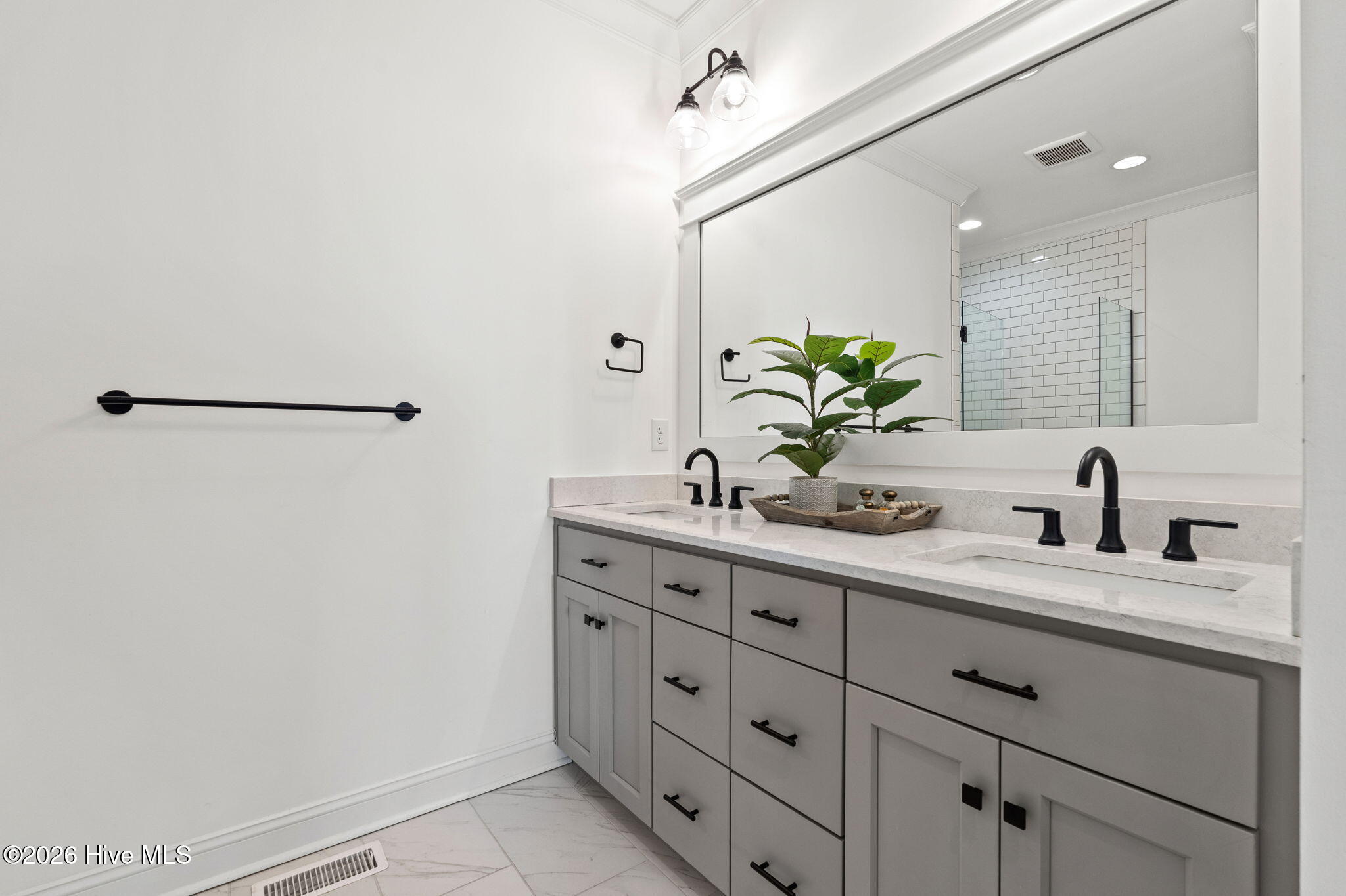 100562376 | Photo 28