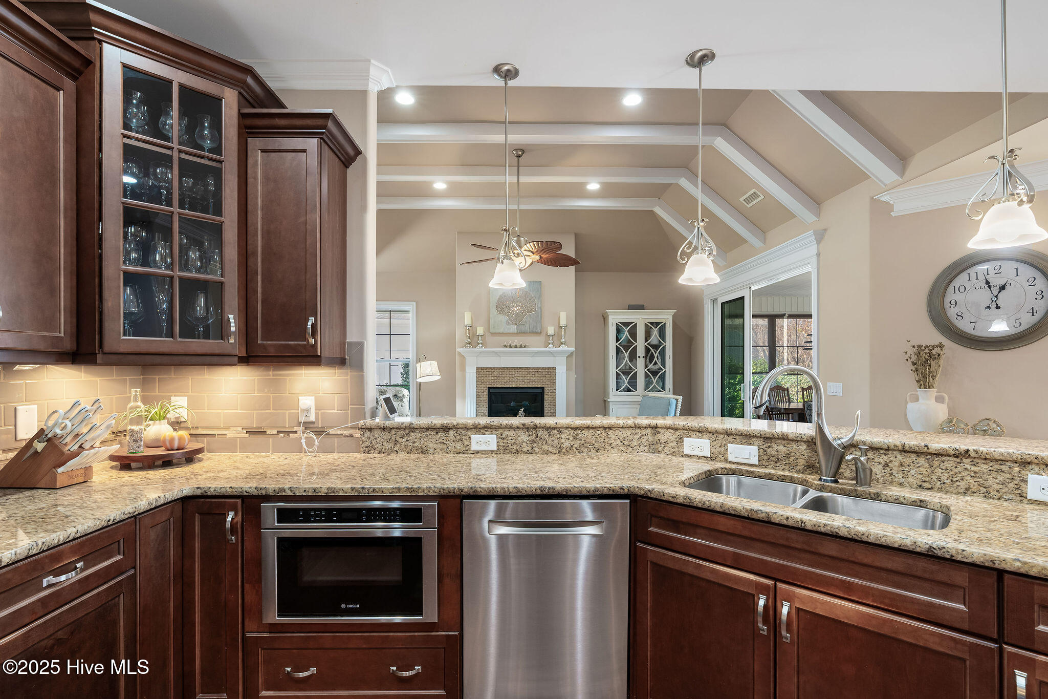 100541913 | Photo 57