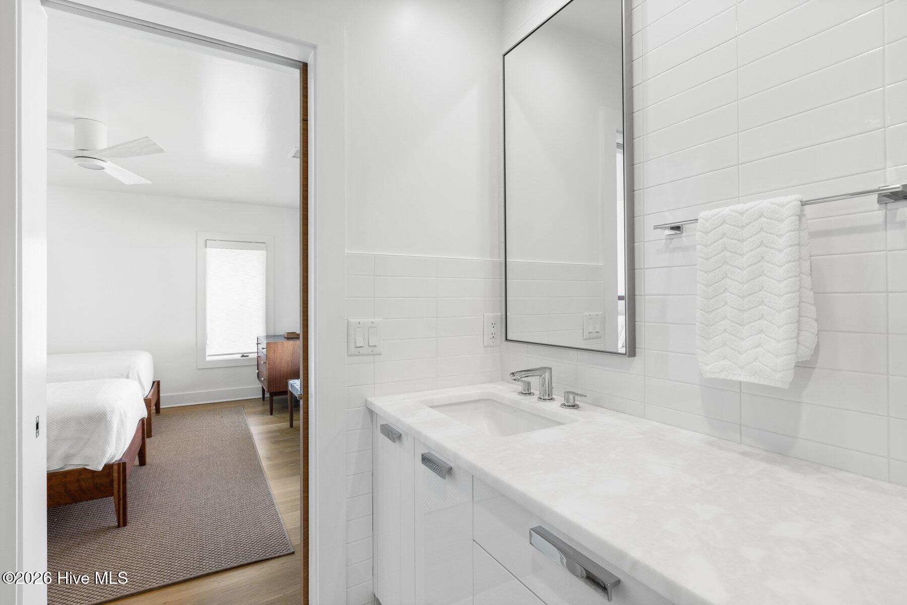 100560851 | Photo 45