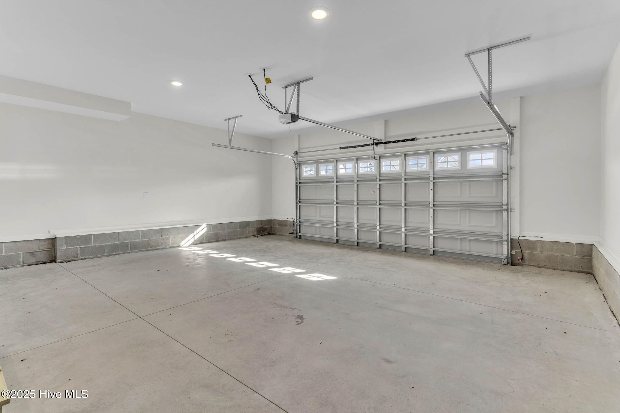 100567325 | Photo 29