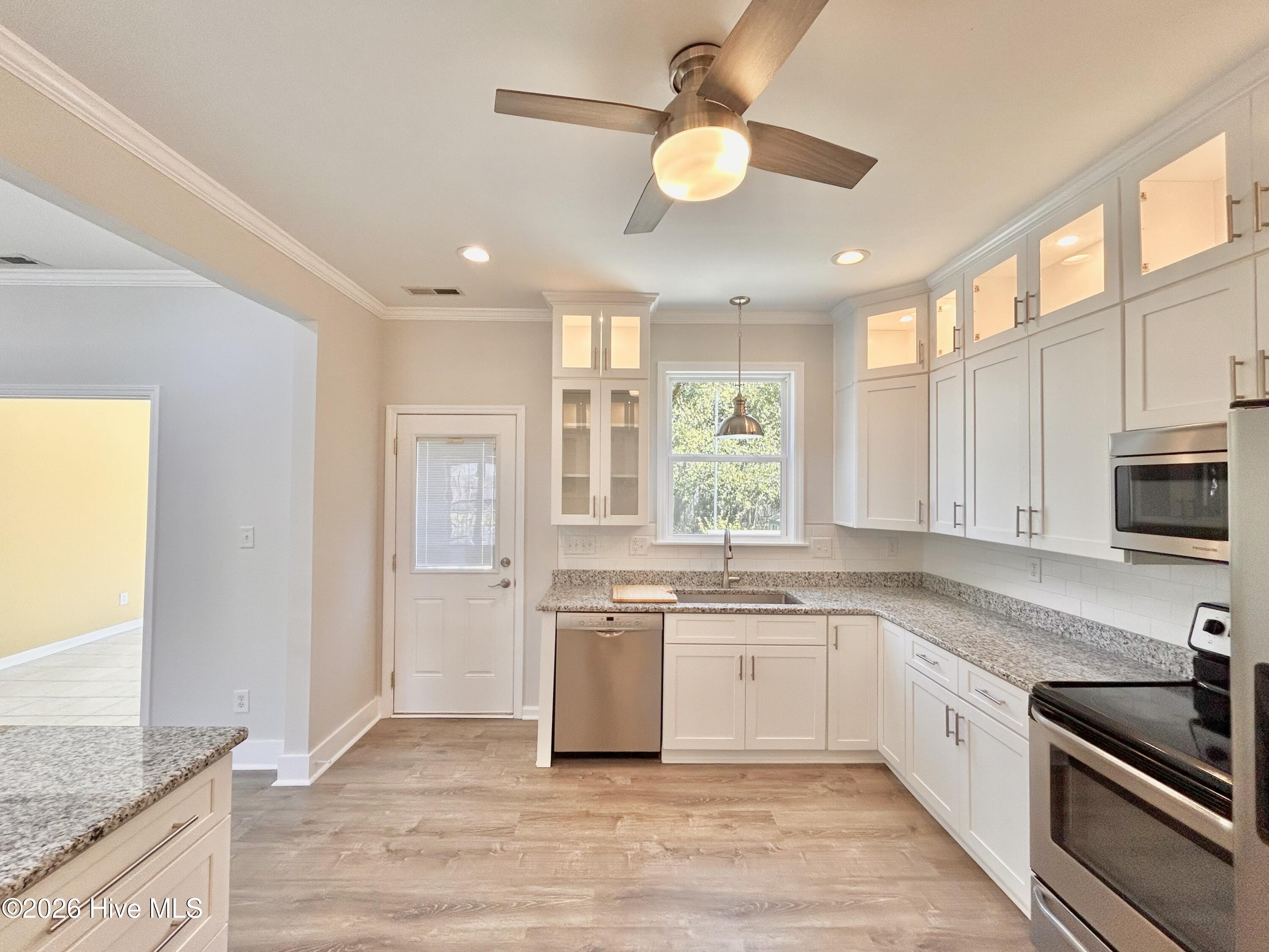 100564341 | Photo 12