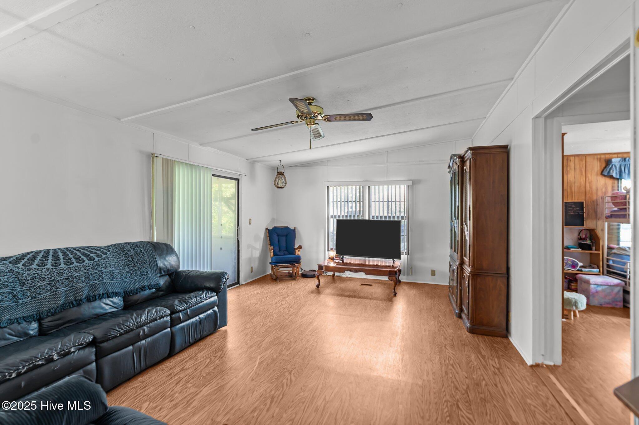 100513028 | Photo 11