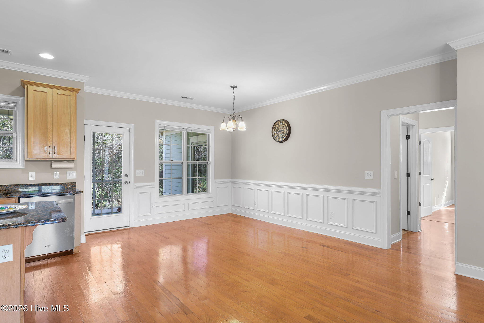 100565690 | Photo 14