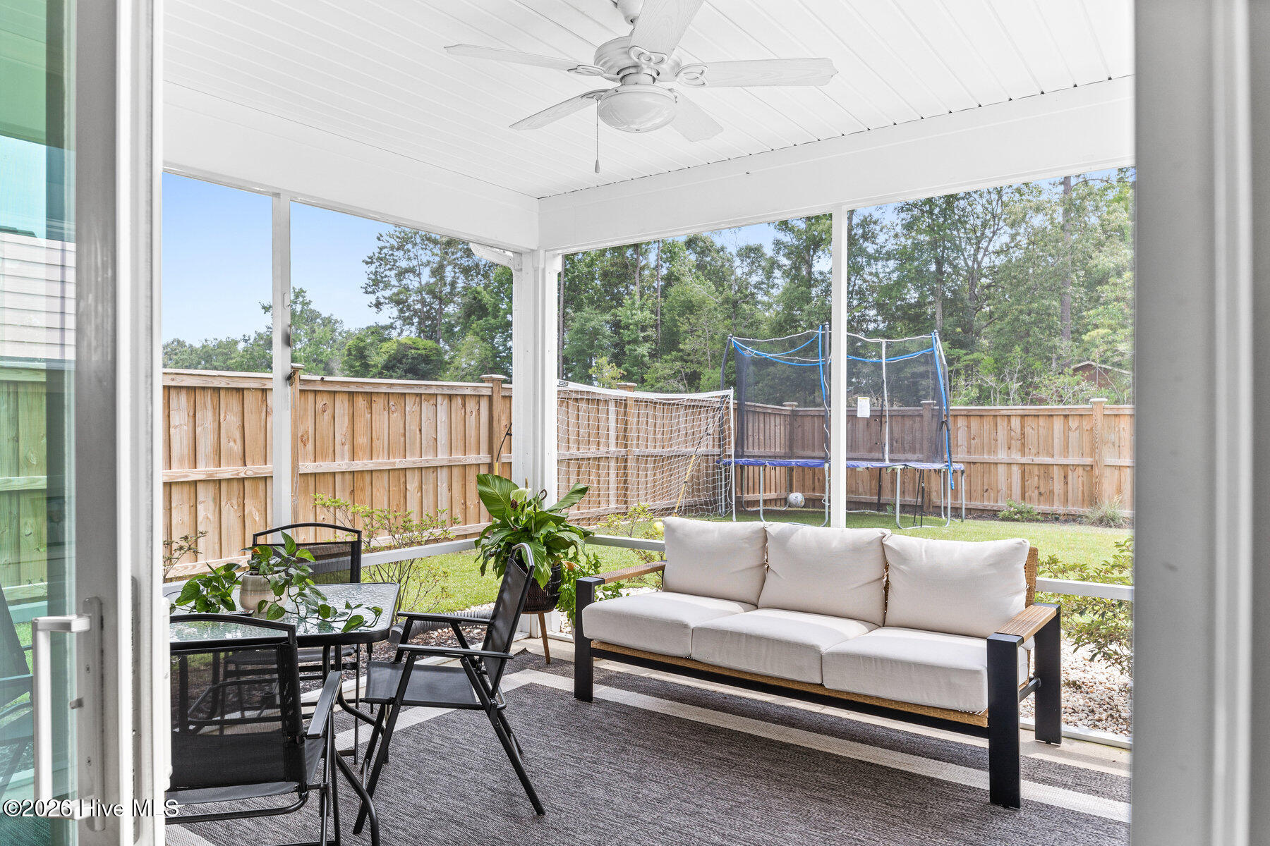 100548858 | Photo 31