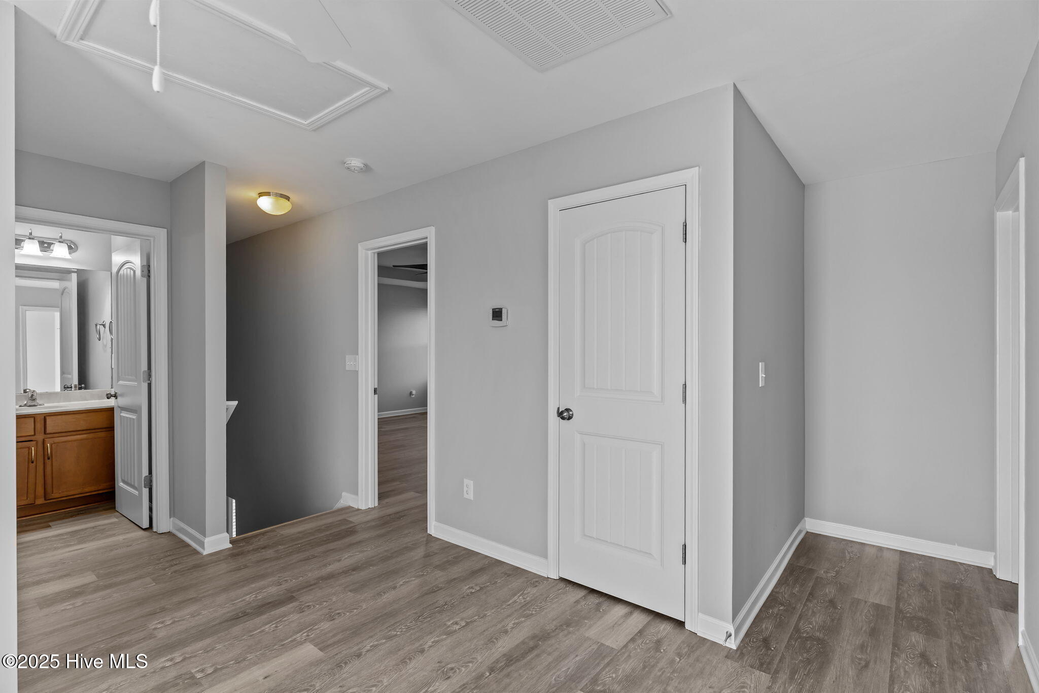 100536530 | Photo 30