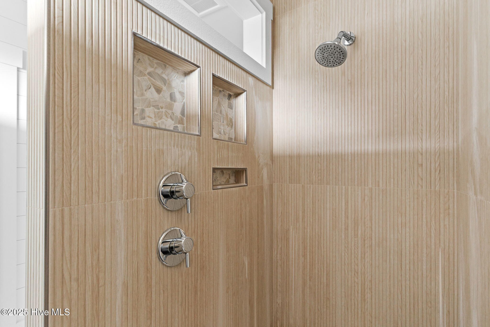 100548785 | Photo 24