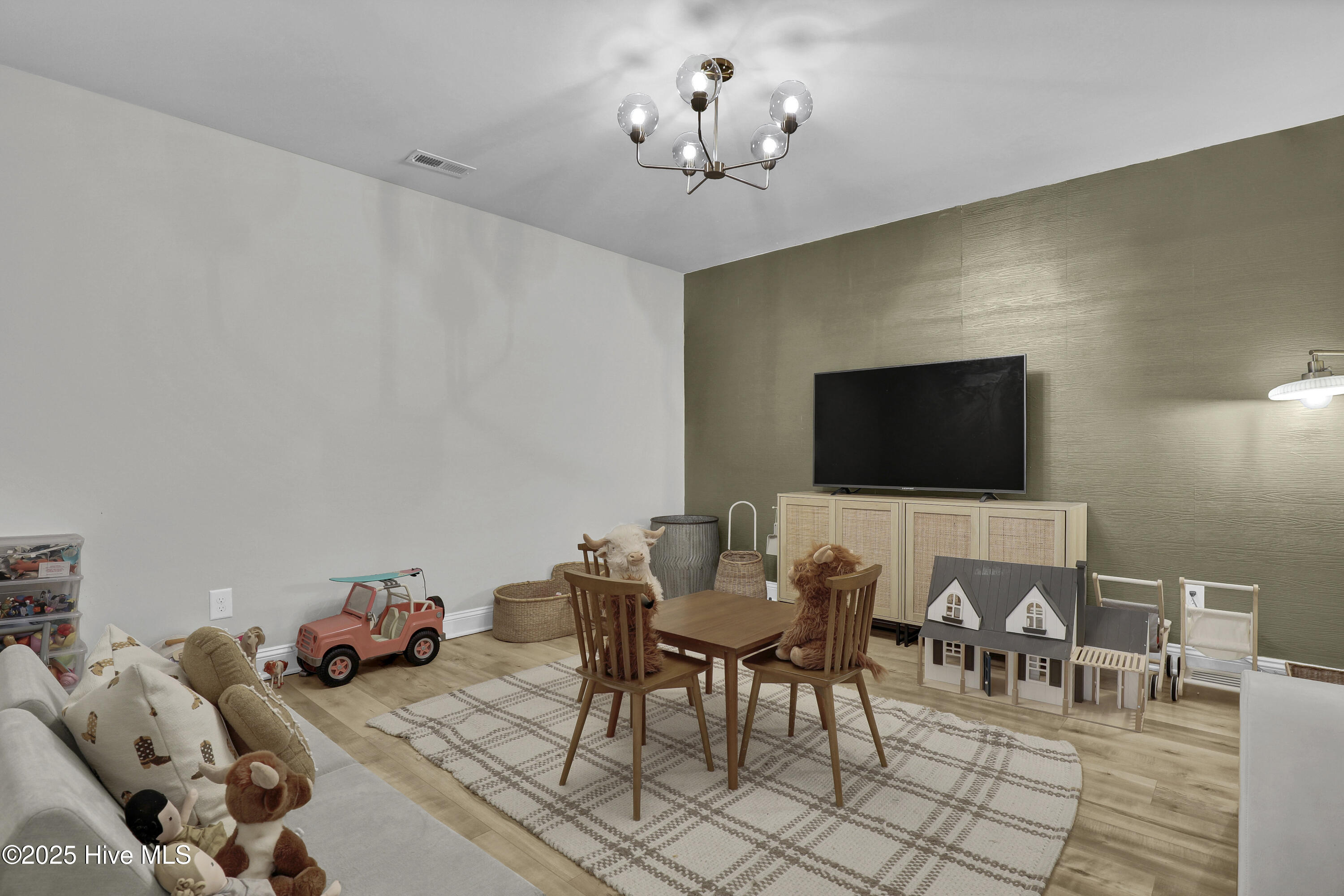 100546103 | Photo 41