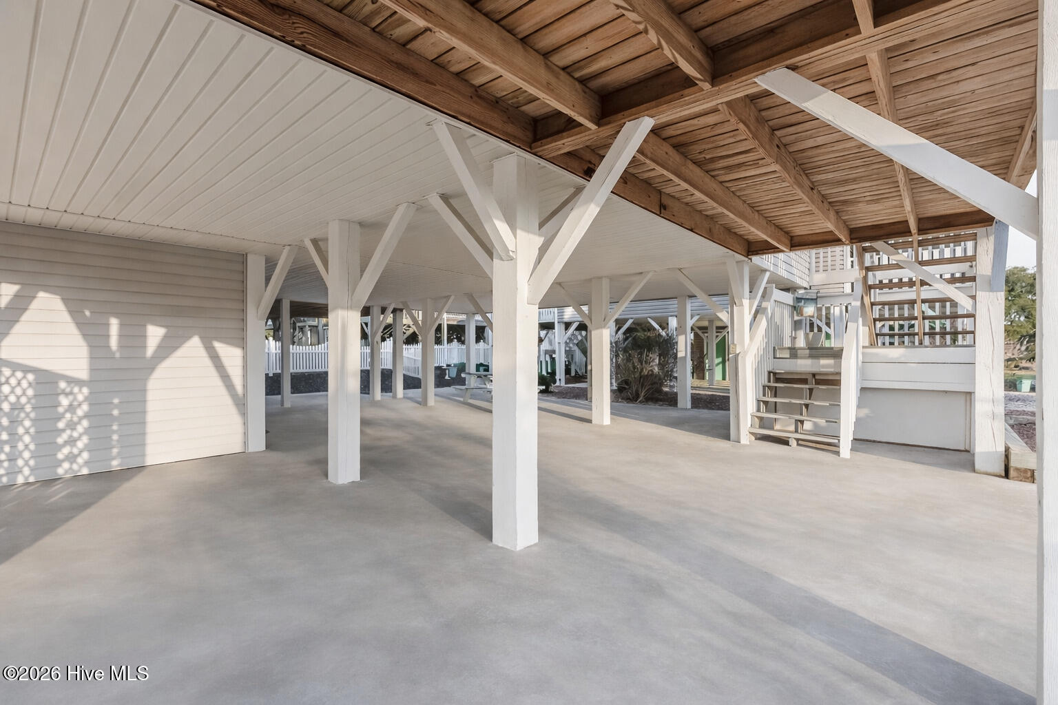 100563076 | Photo 32