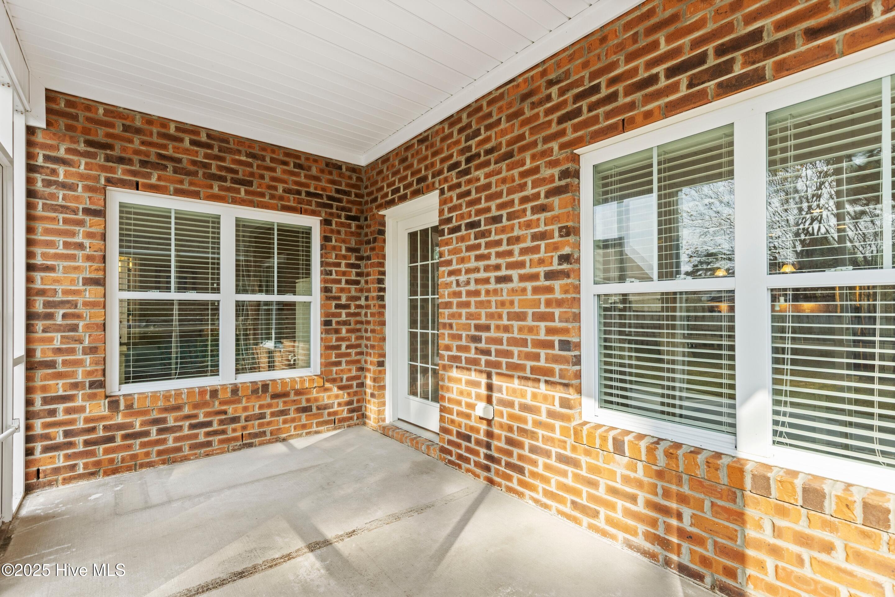 100542778 | Photo 41