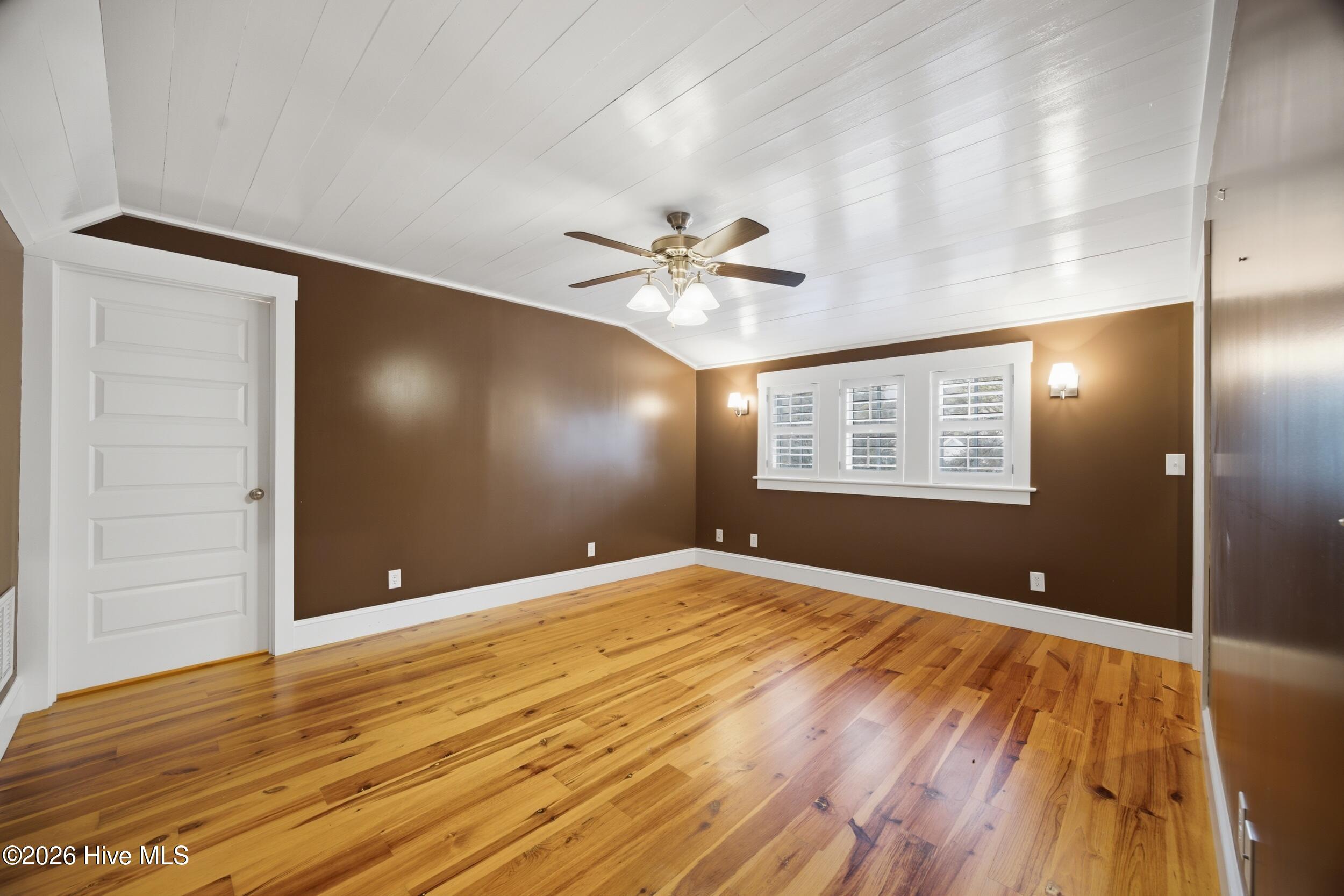 100566122 | Photo 41