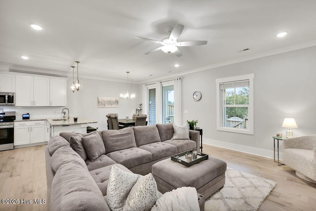 100549717 | Photo 15