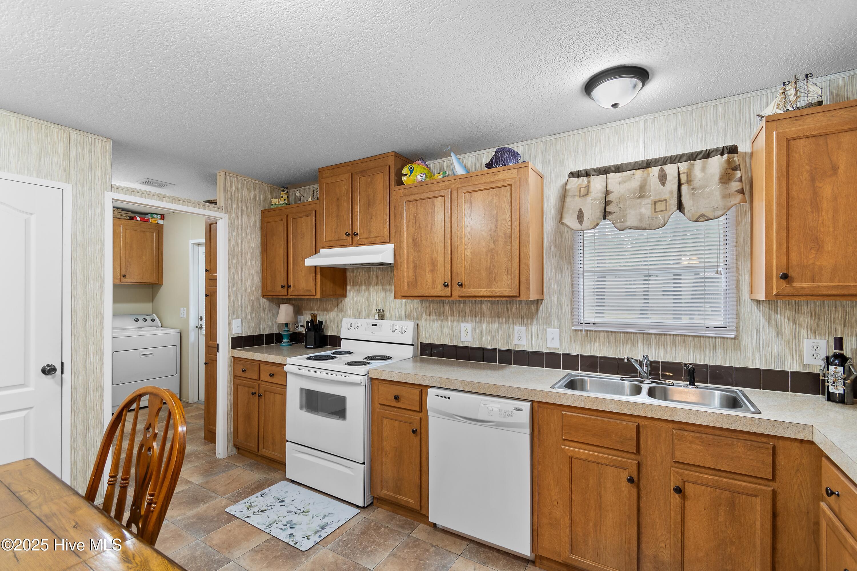 100570016 | Photo 17