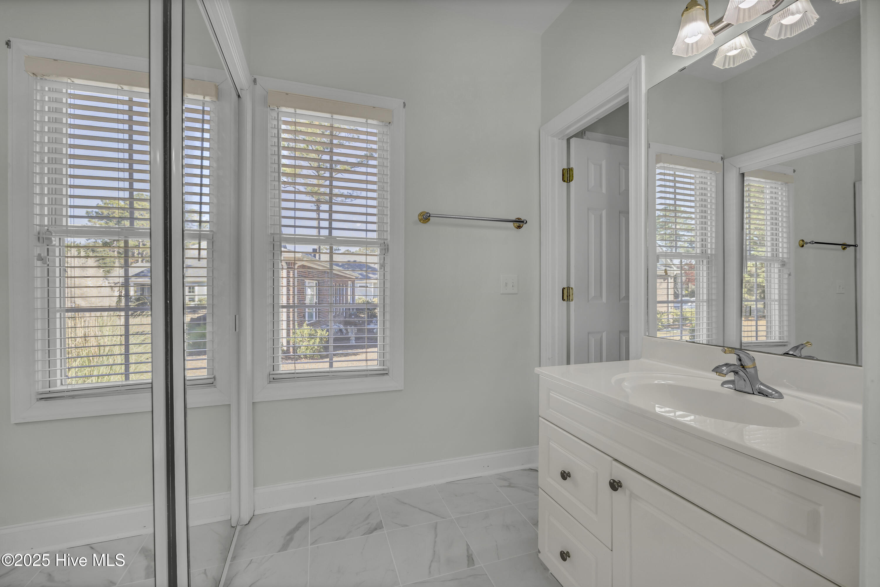 100530191 | Photo 12