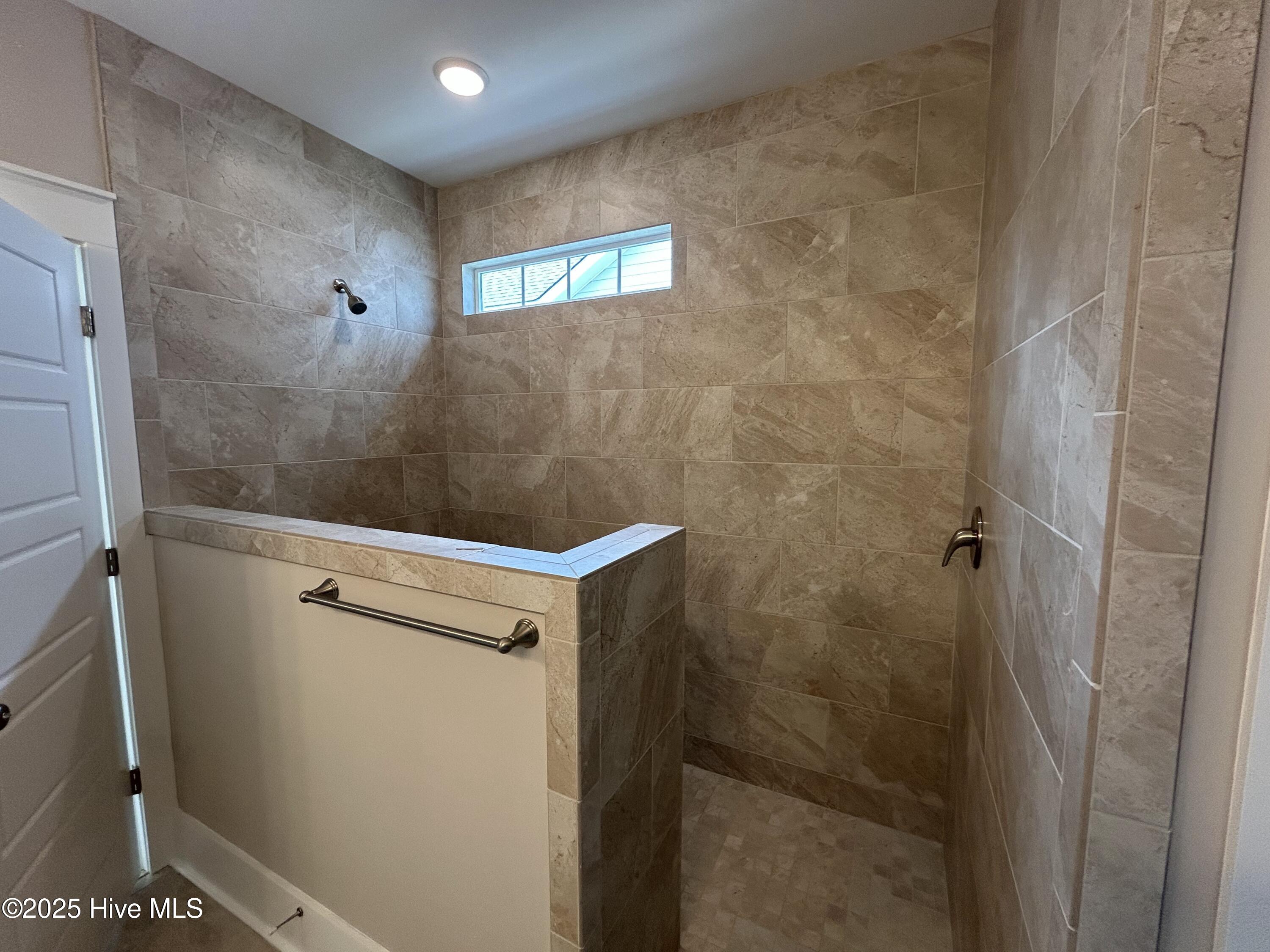 100520251 | Photo 21