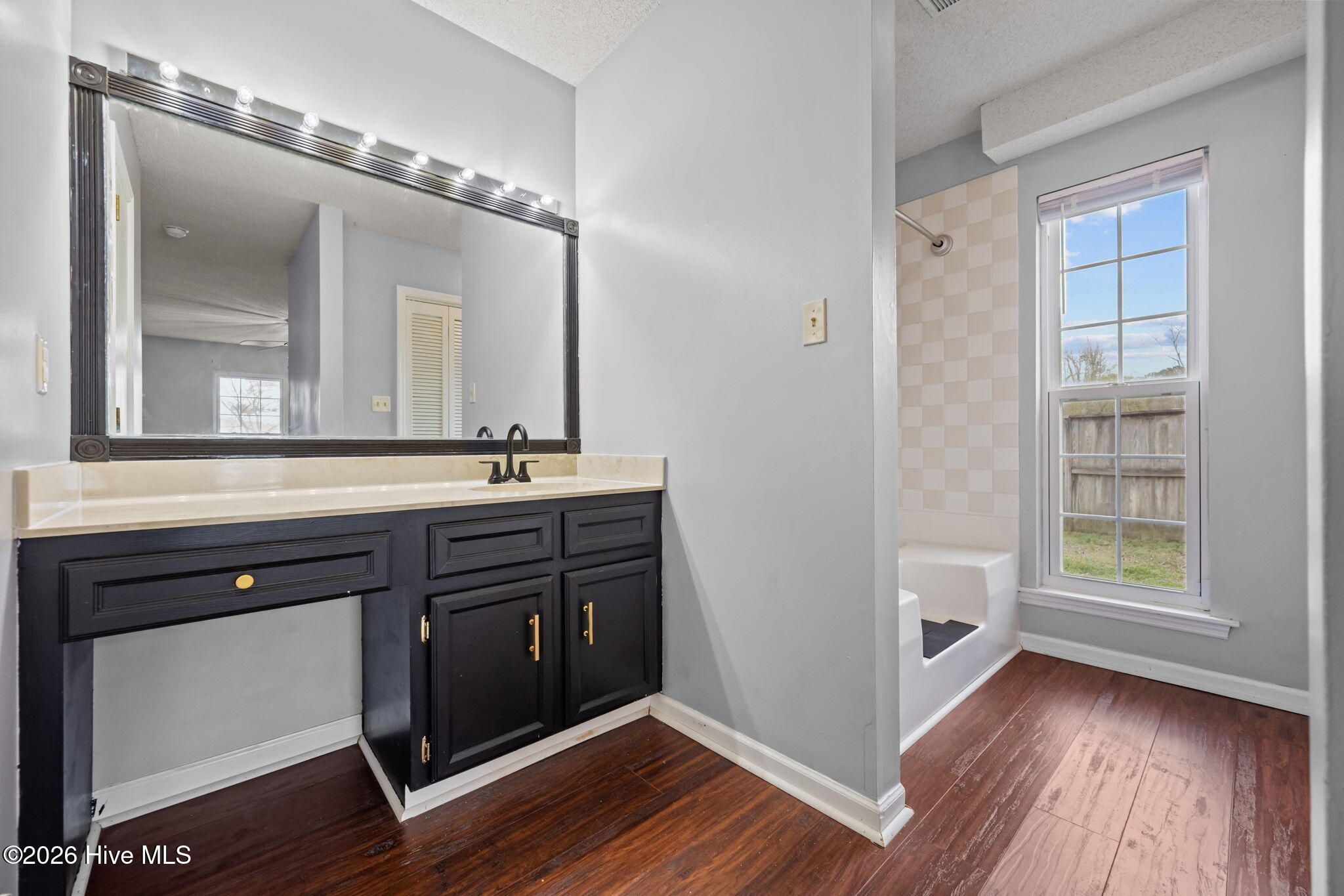 100558398 | Photo 15