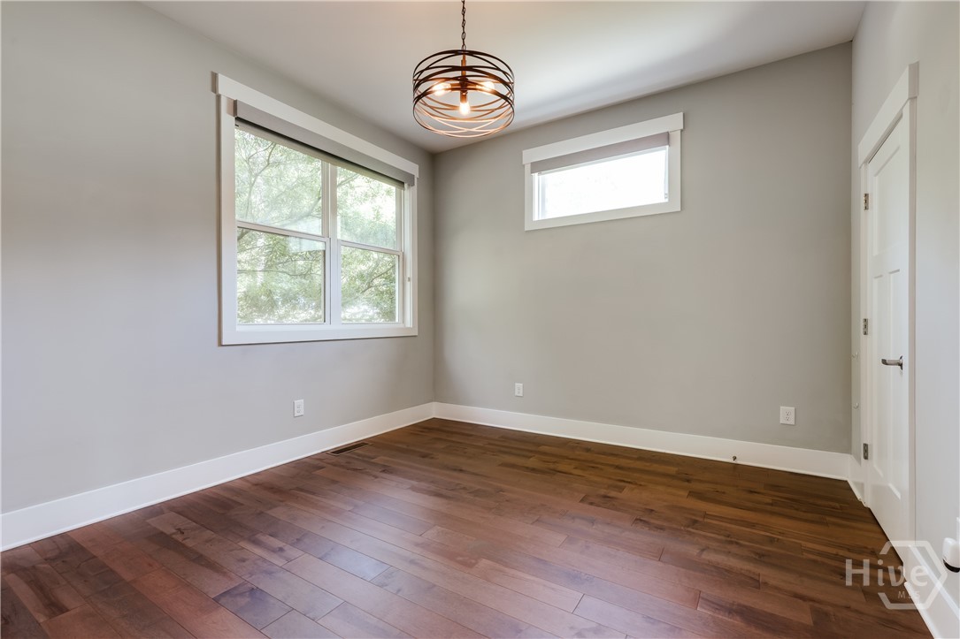 bedroom / office / flex space on main