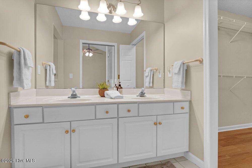 100549483 | Photo 12