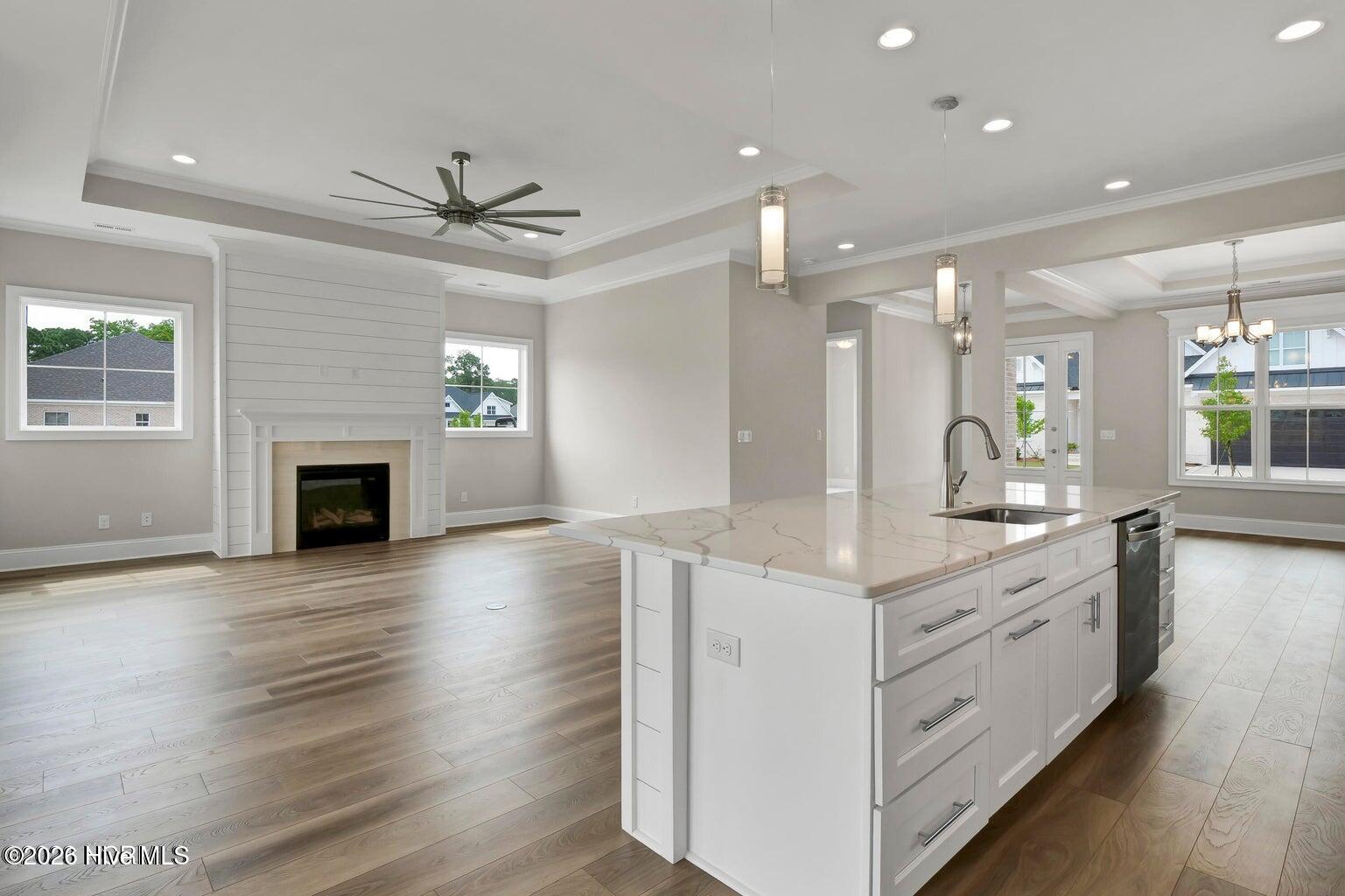 100553852 | Photo 11