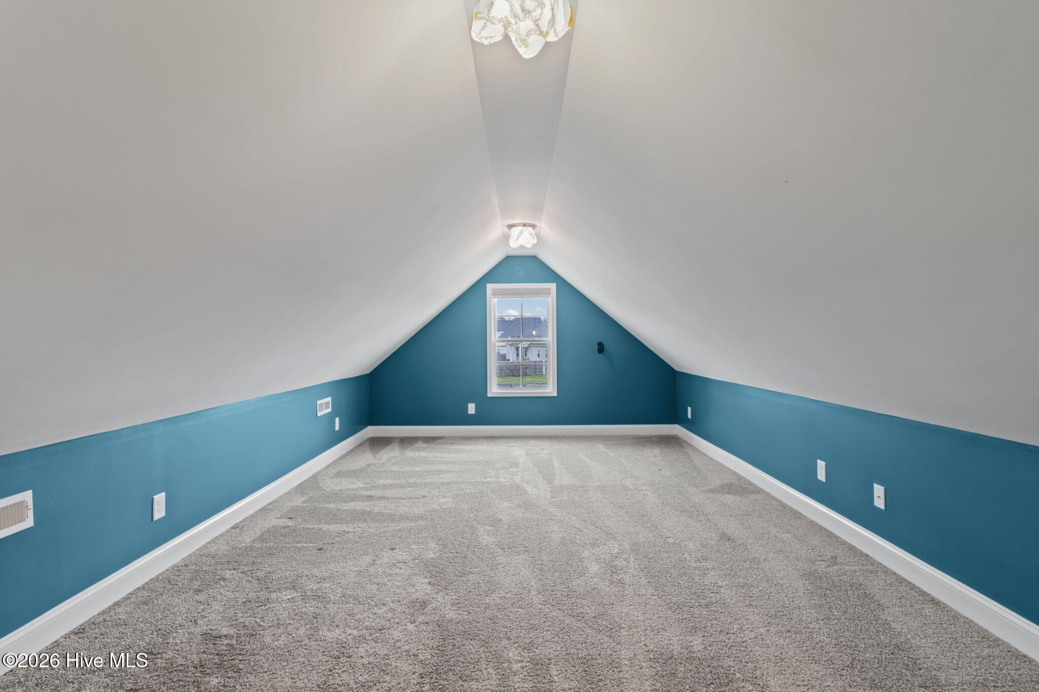 100560163 | Photo 31