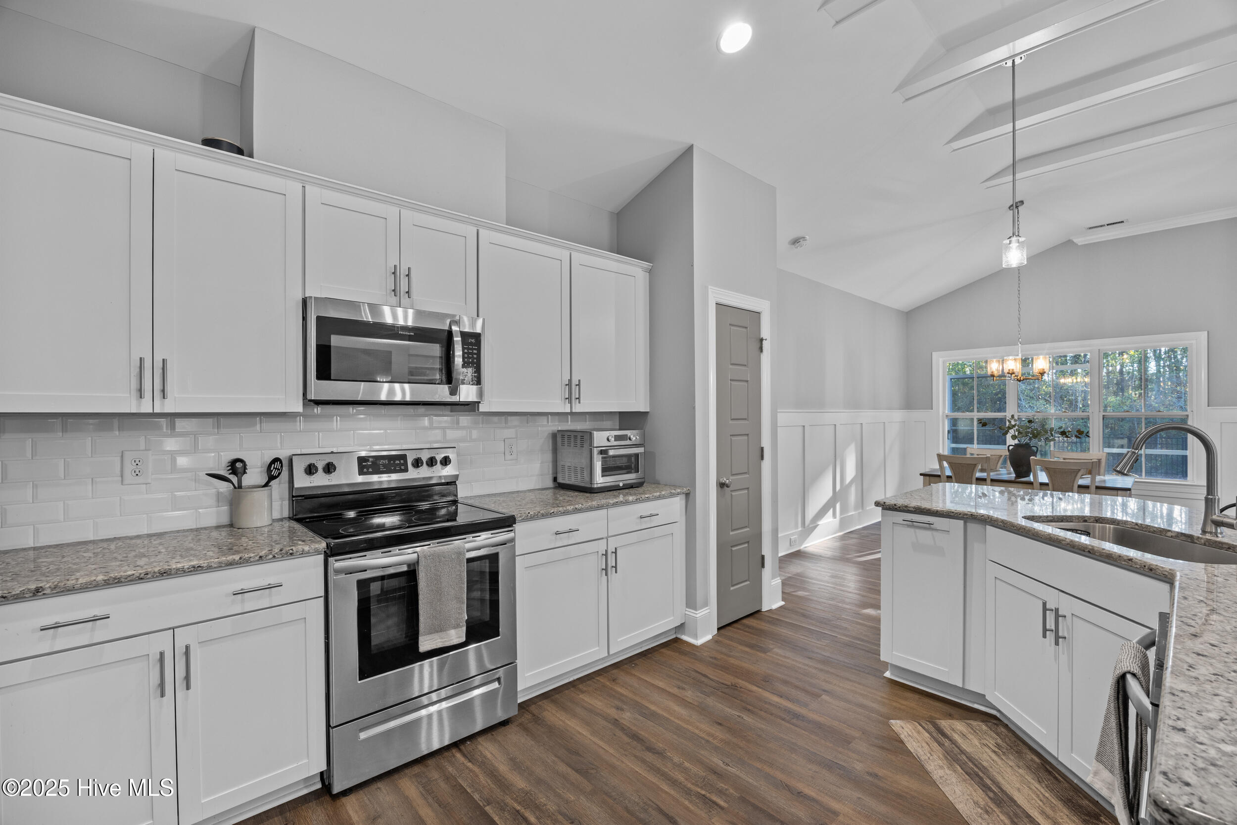 100545098 | Photo 11