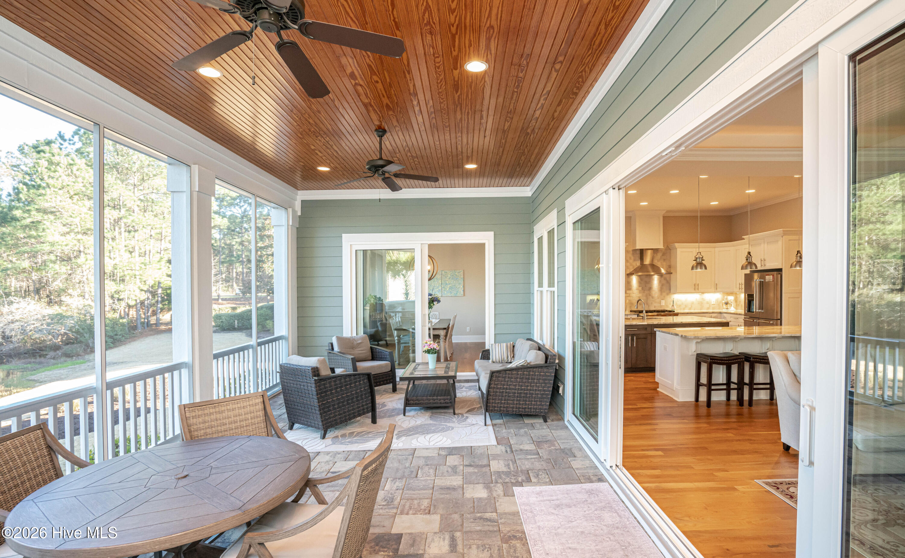 100550389 | Photo 35