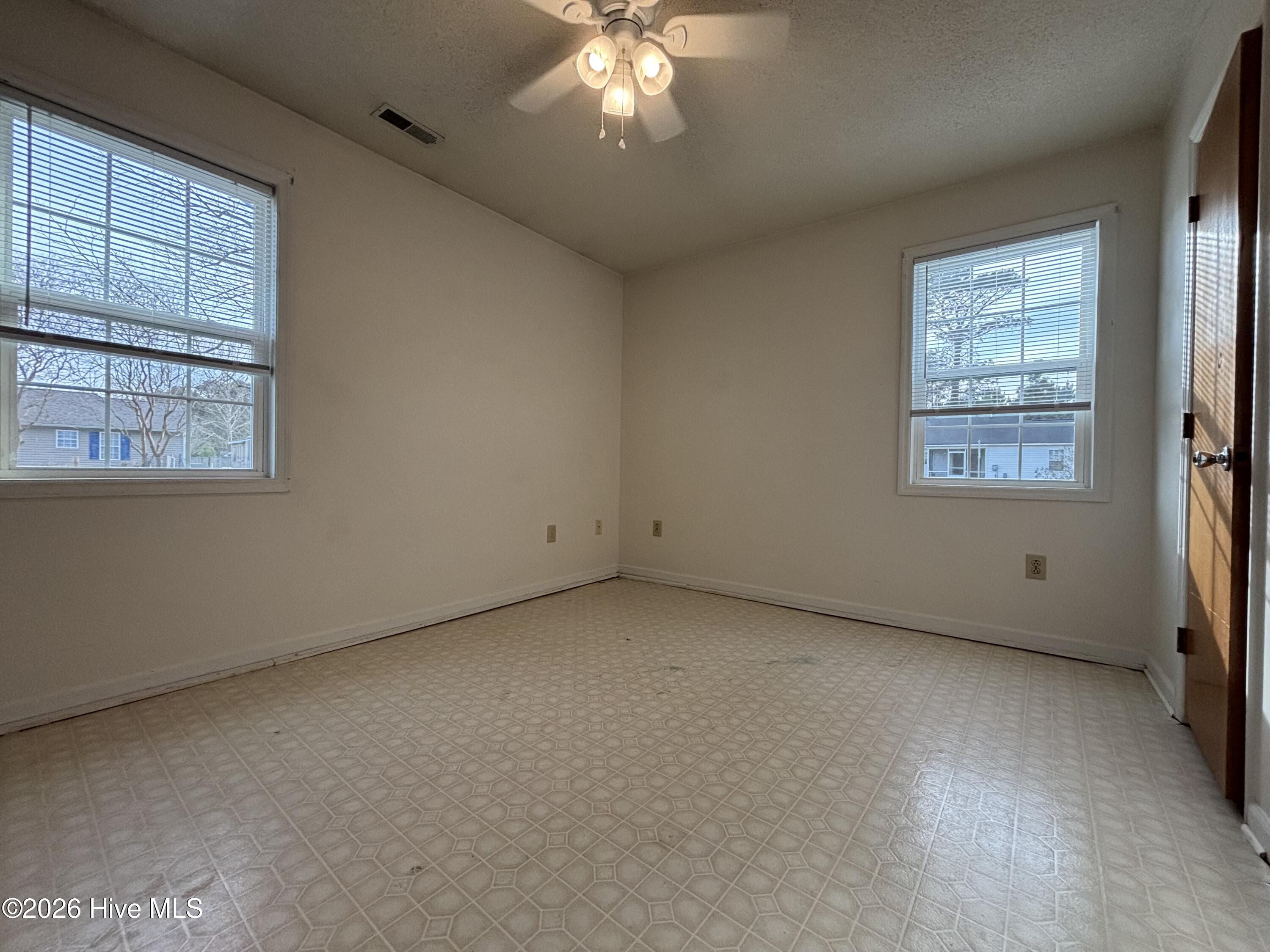 100561528 | Photo 11