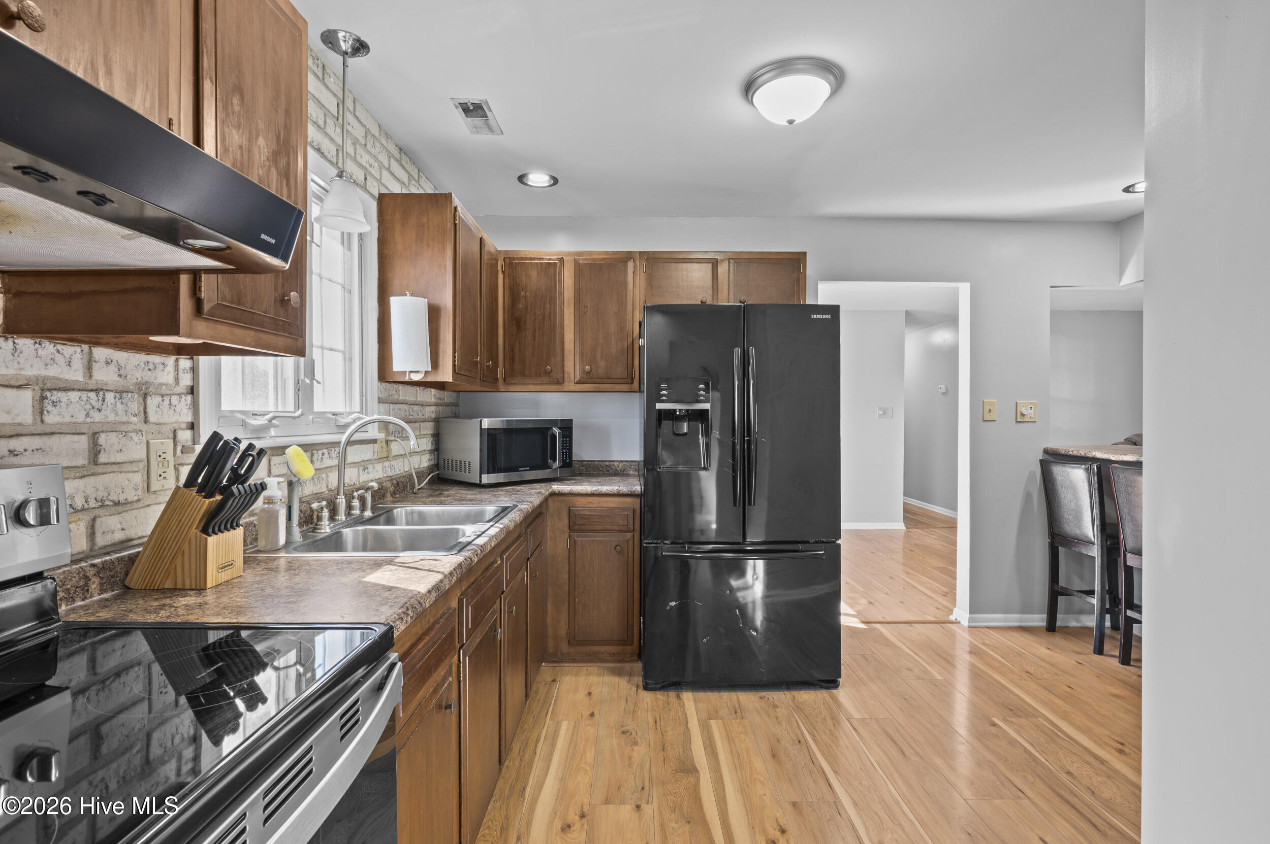 100550340 | Photo 12