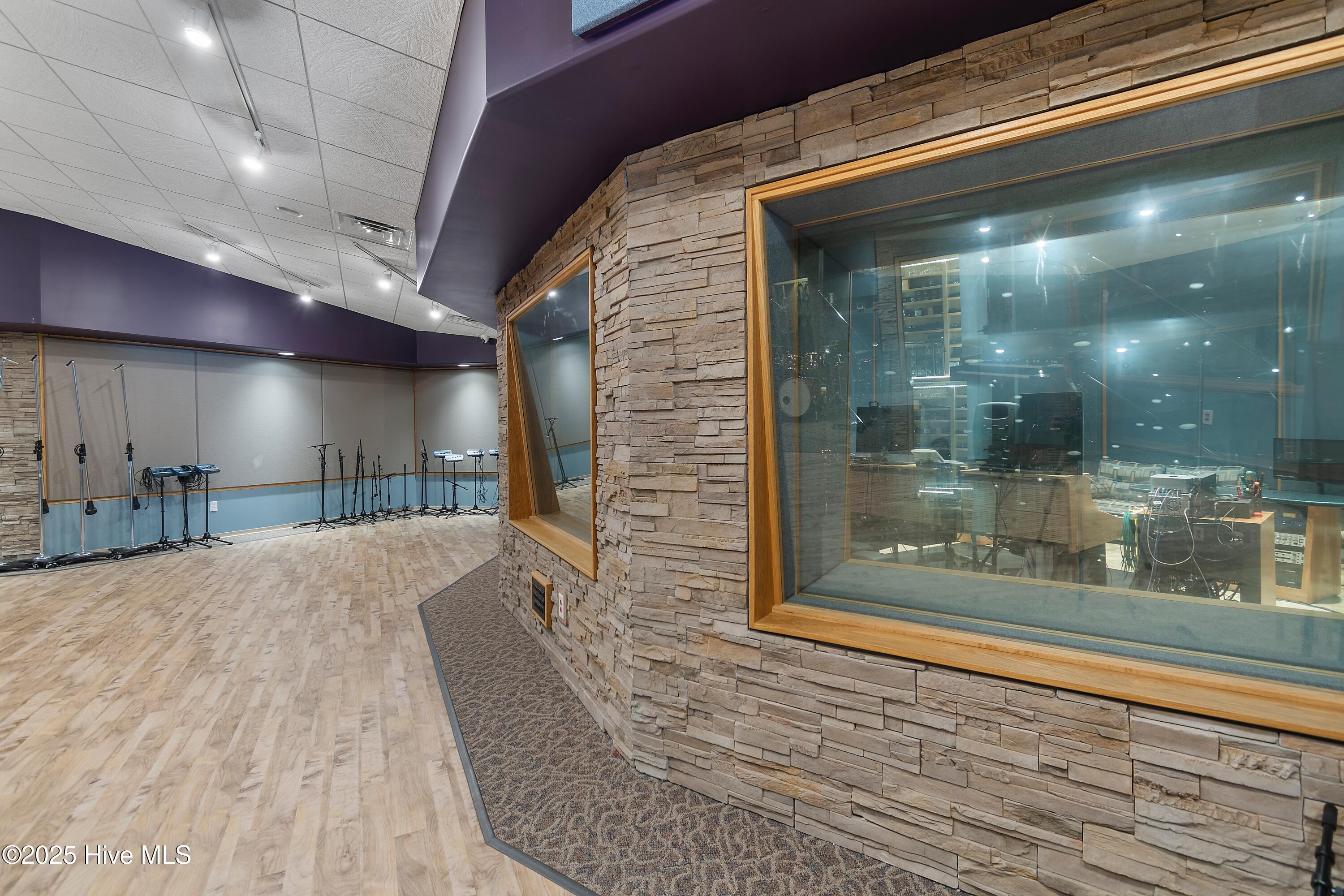 100491717 | Photo 54