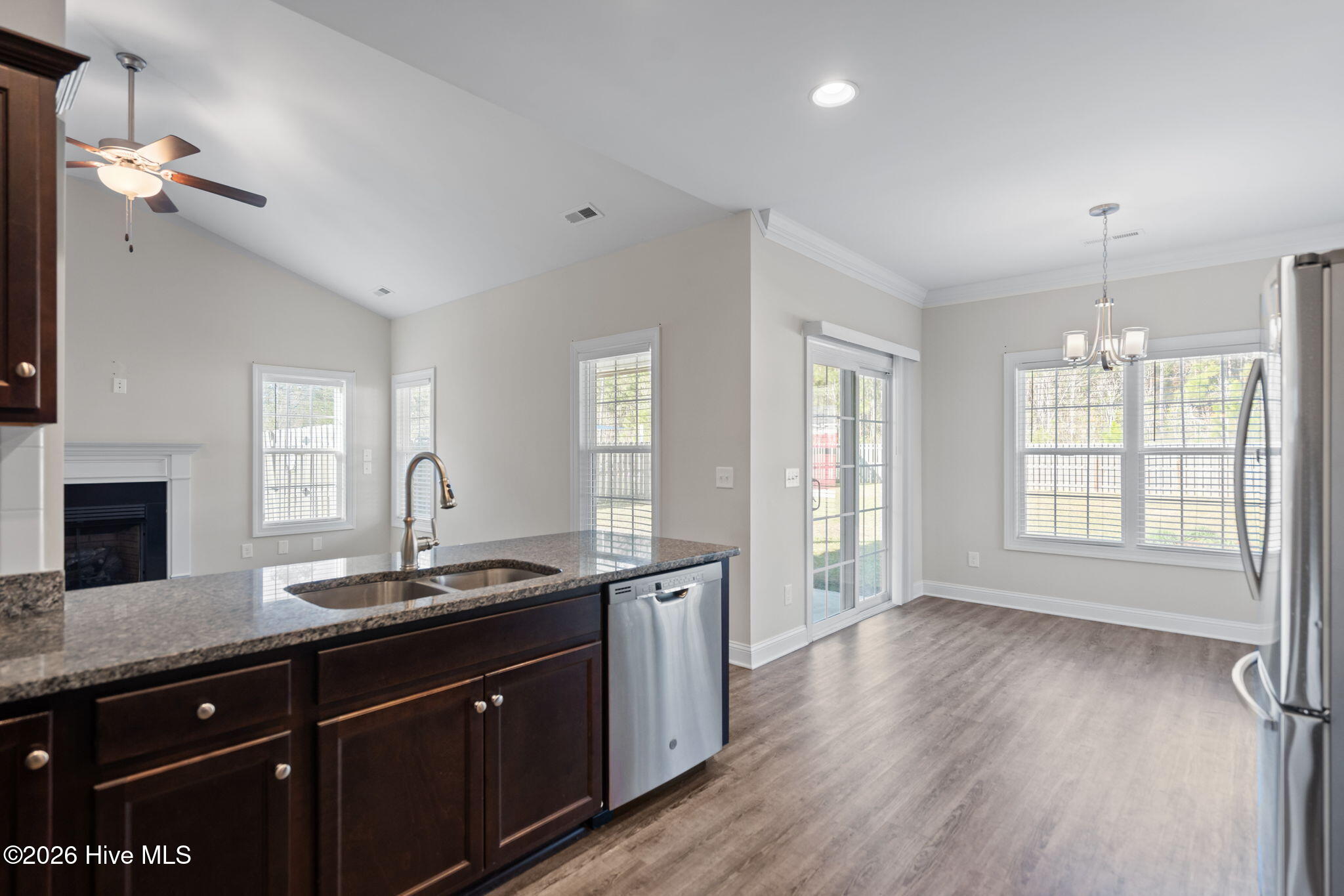 100561357 | Photo 15