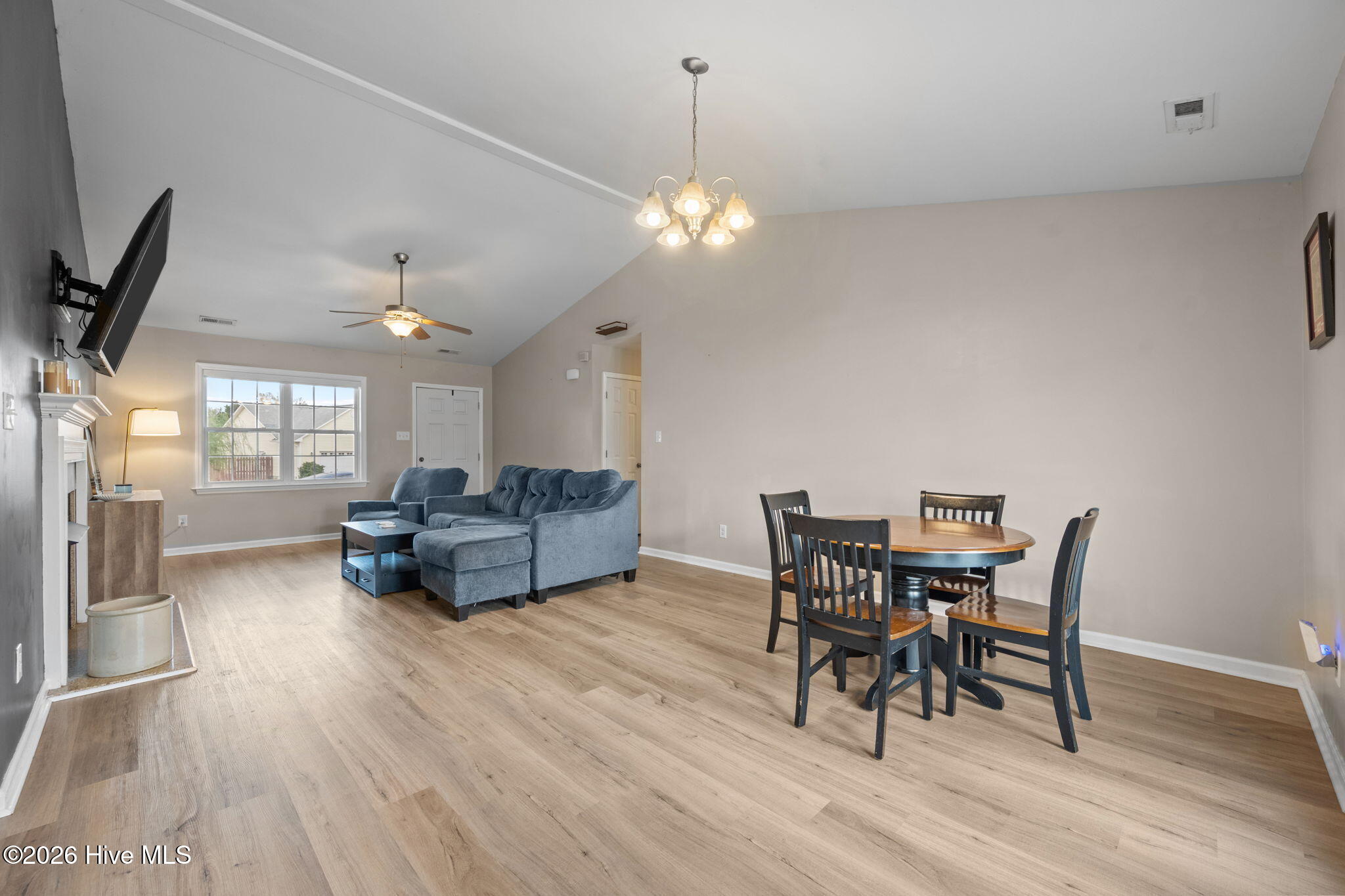 100562235 | Photo 11