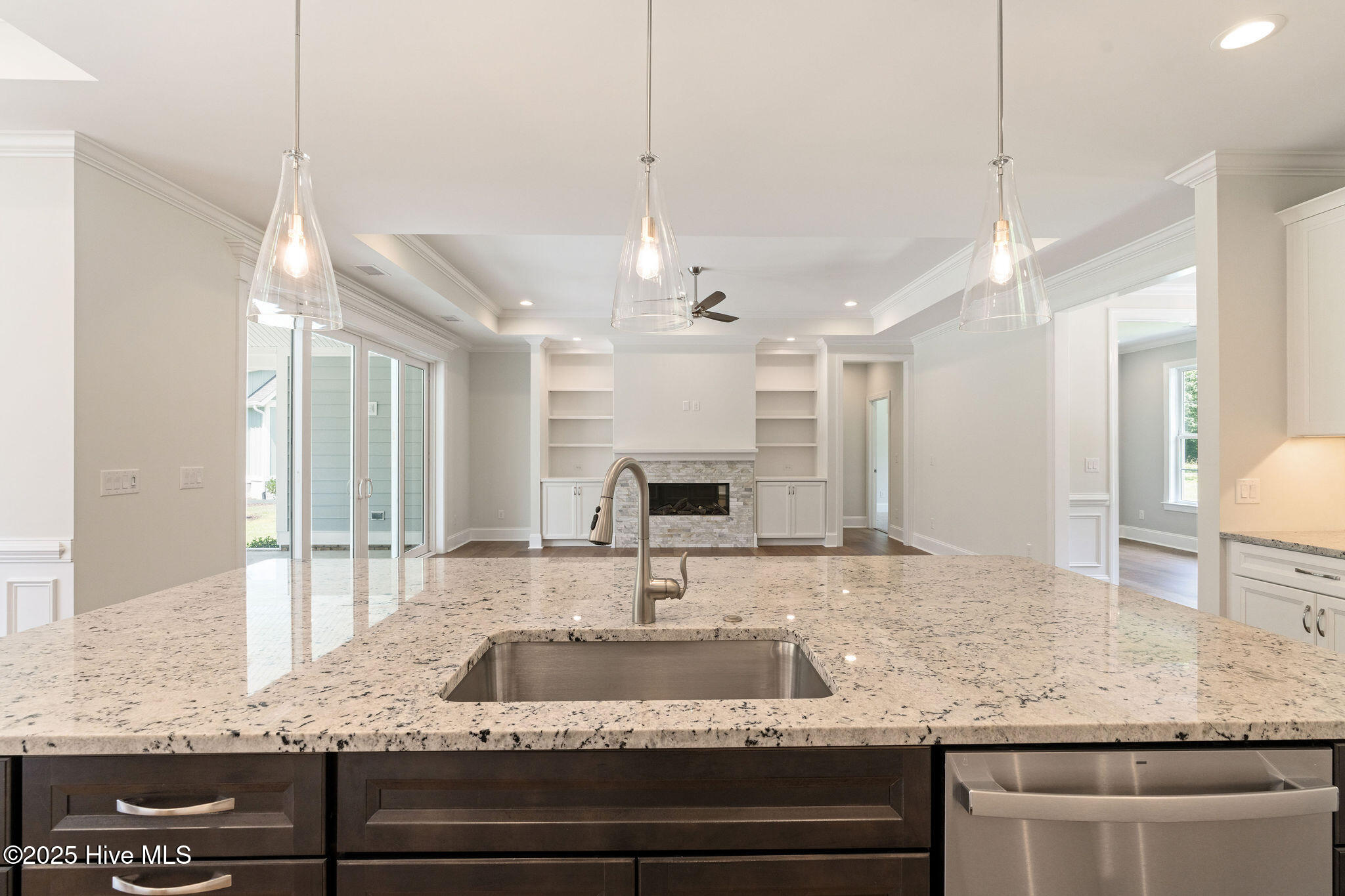 100530000 | Photo 26