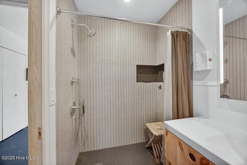 100562548 | Photo 25