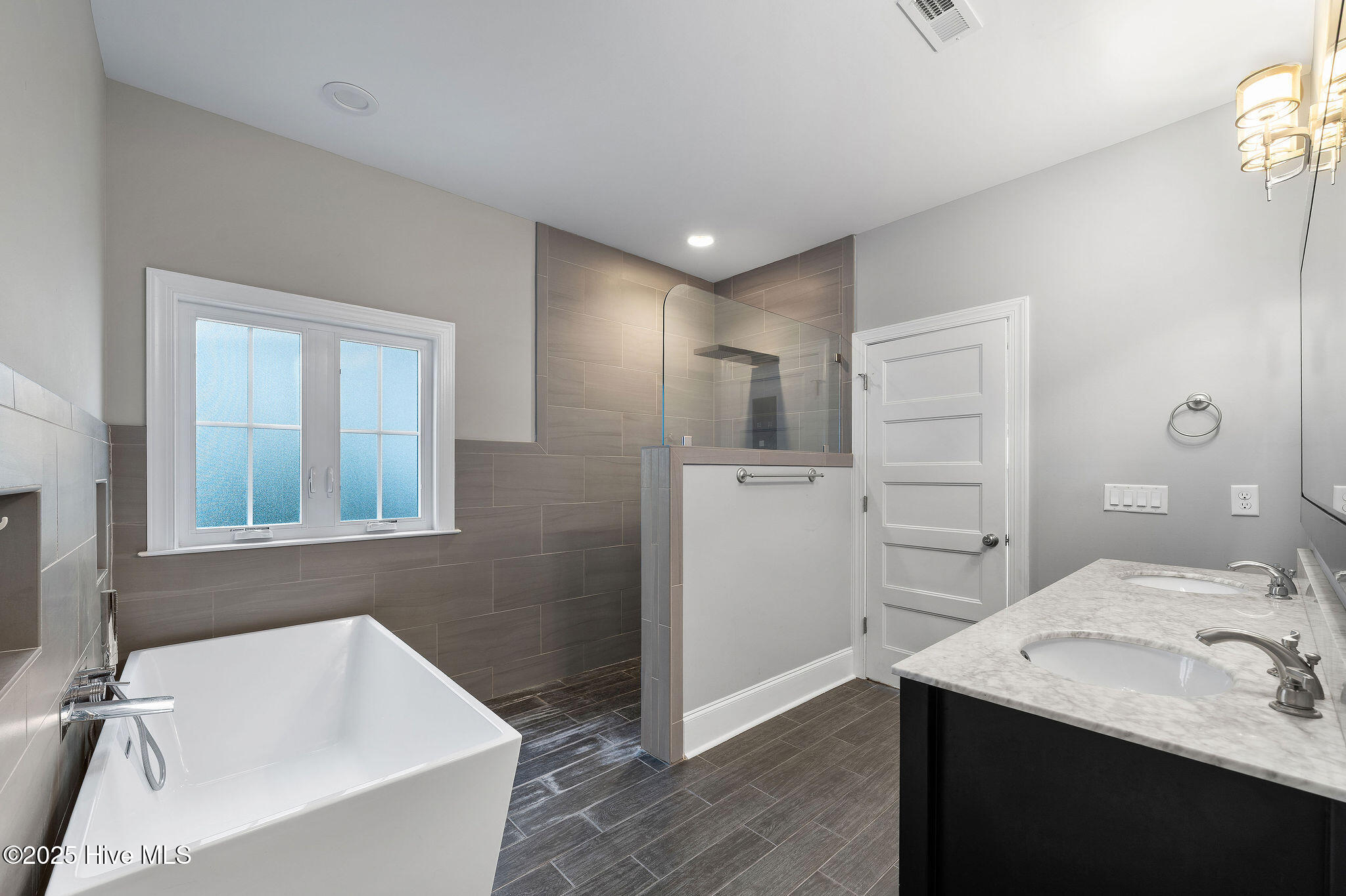 100544124 | Photo 37