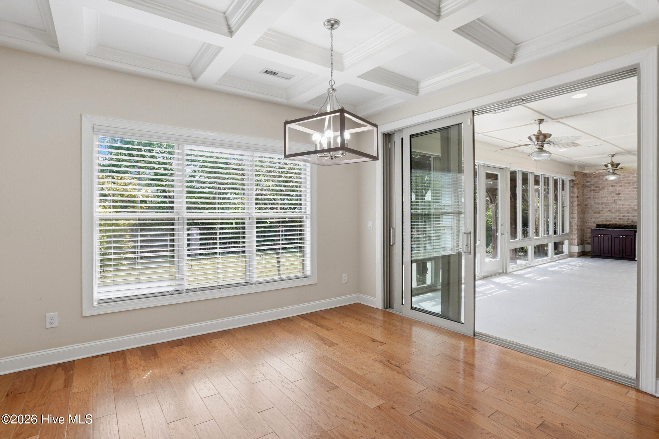 100567048 | Photo 13