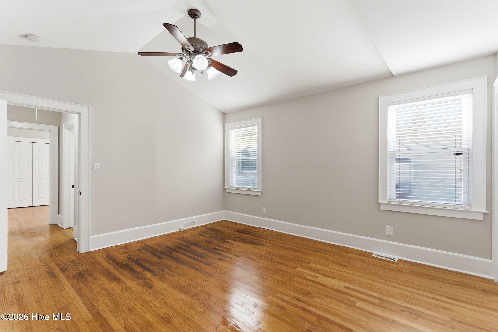 100569211 | Photo 24