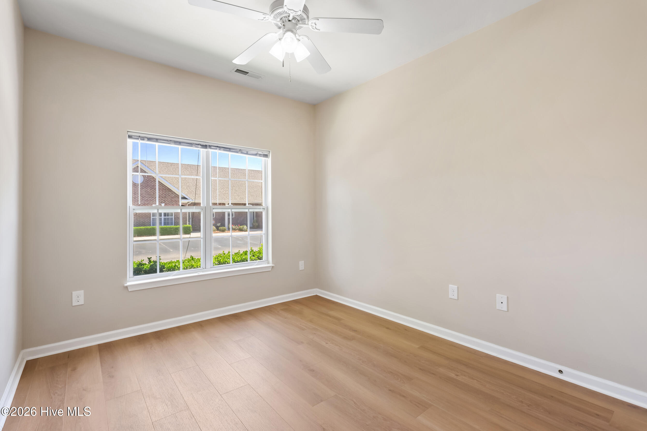 100569143 | Photo 17