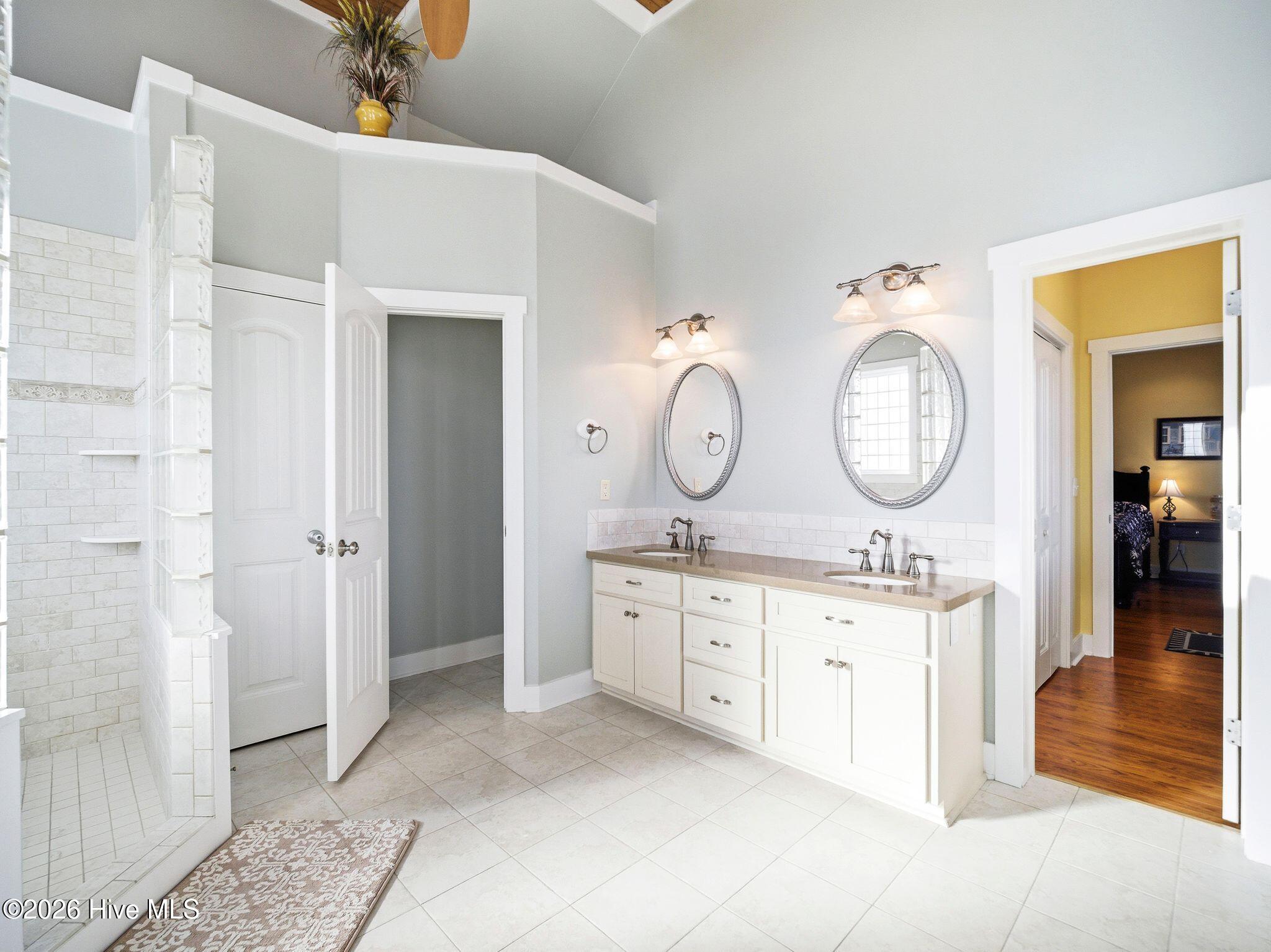 100569349 | Photo 68