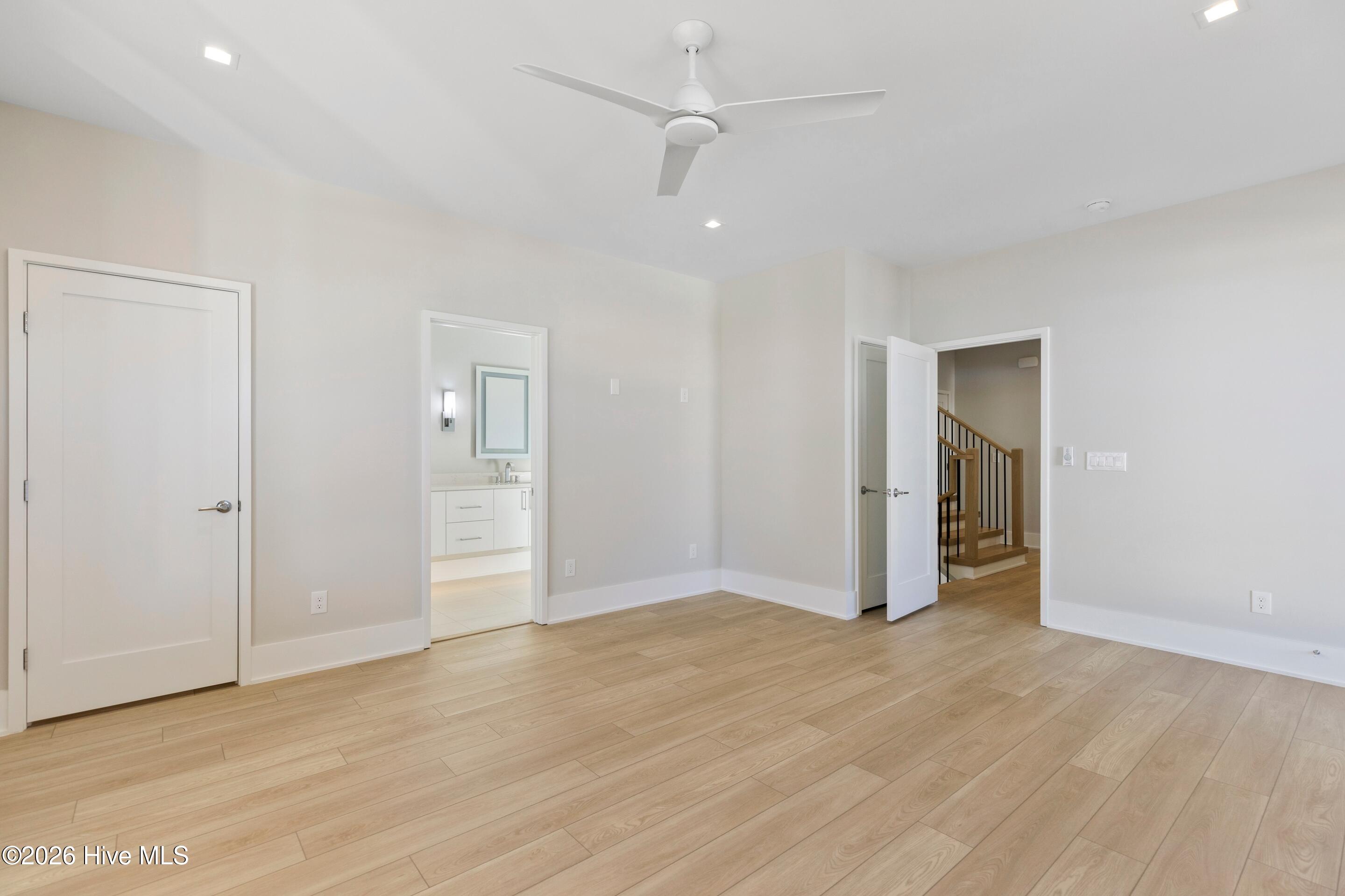 100545146 | Photo 40