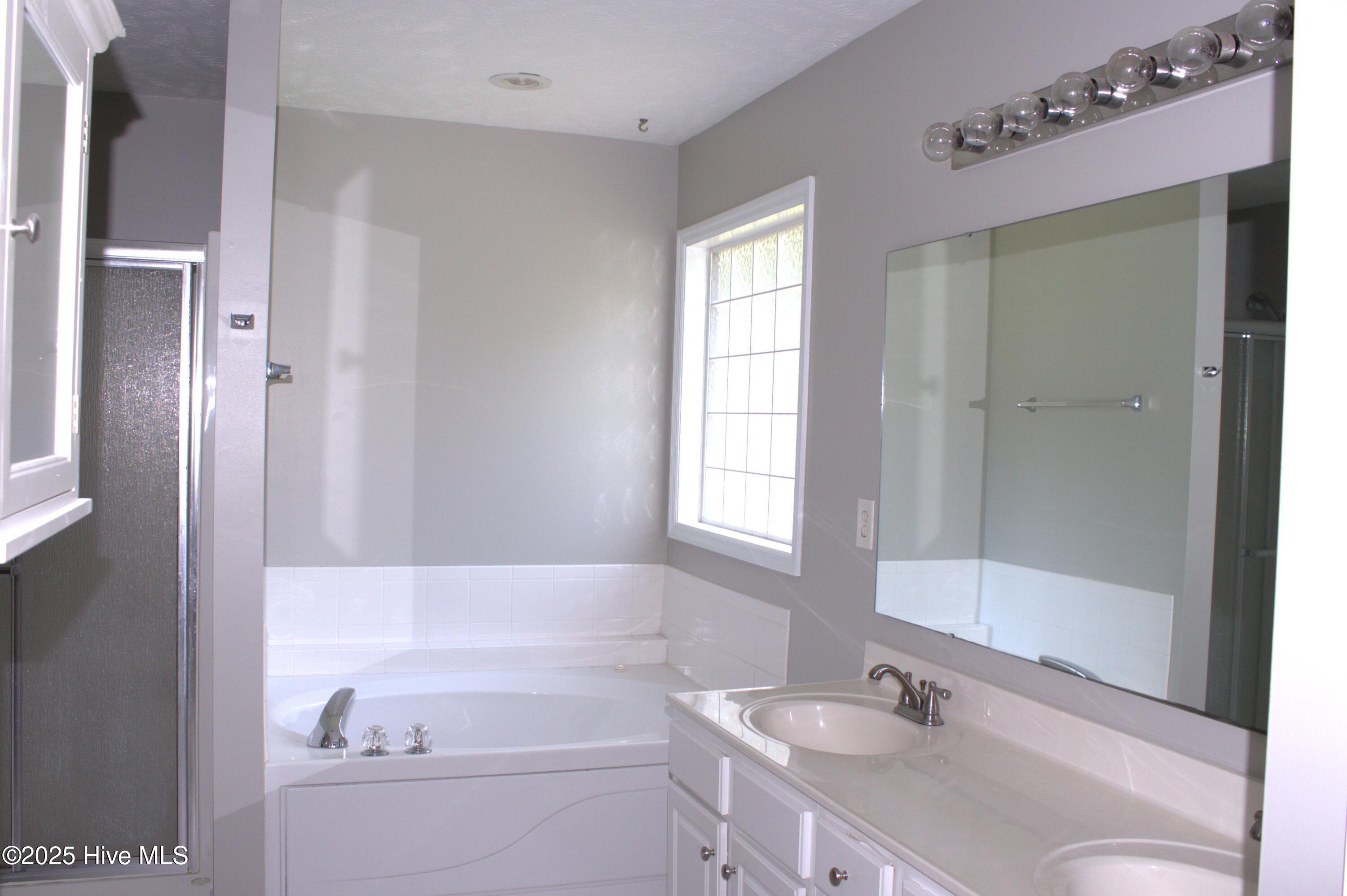 100520140 | Photo 22