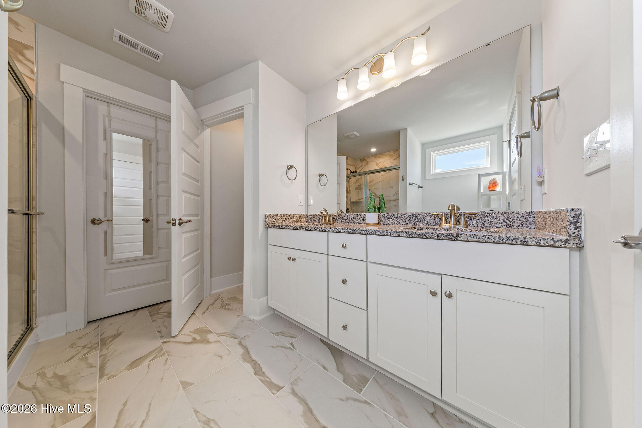 100548010 | Photo 24