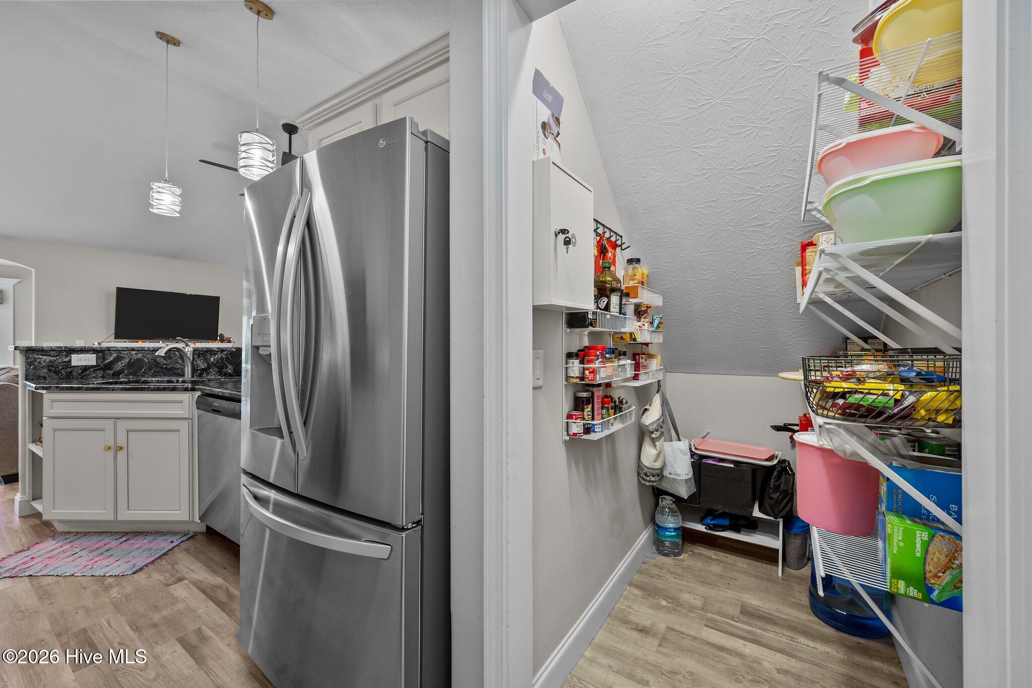 100566120 | Photo 20