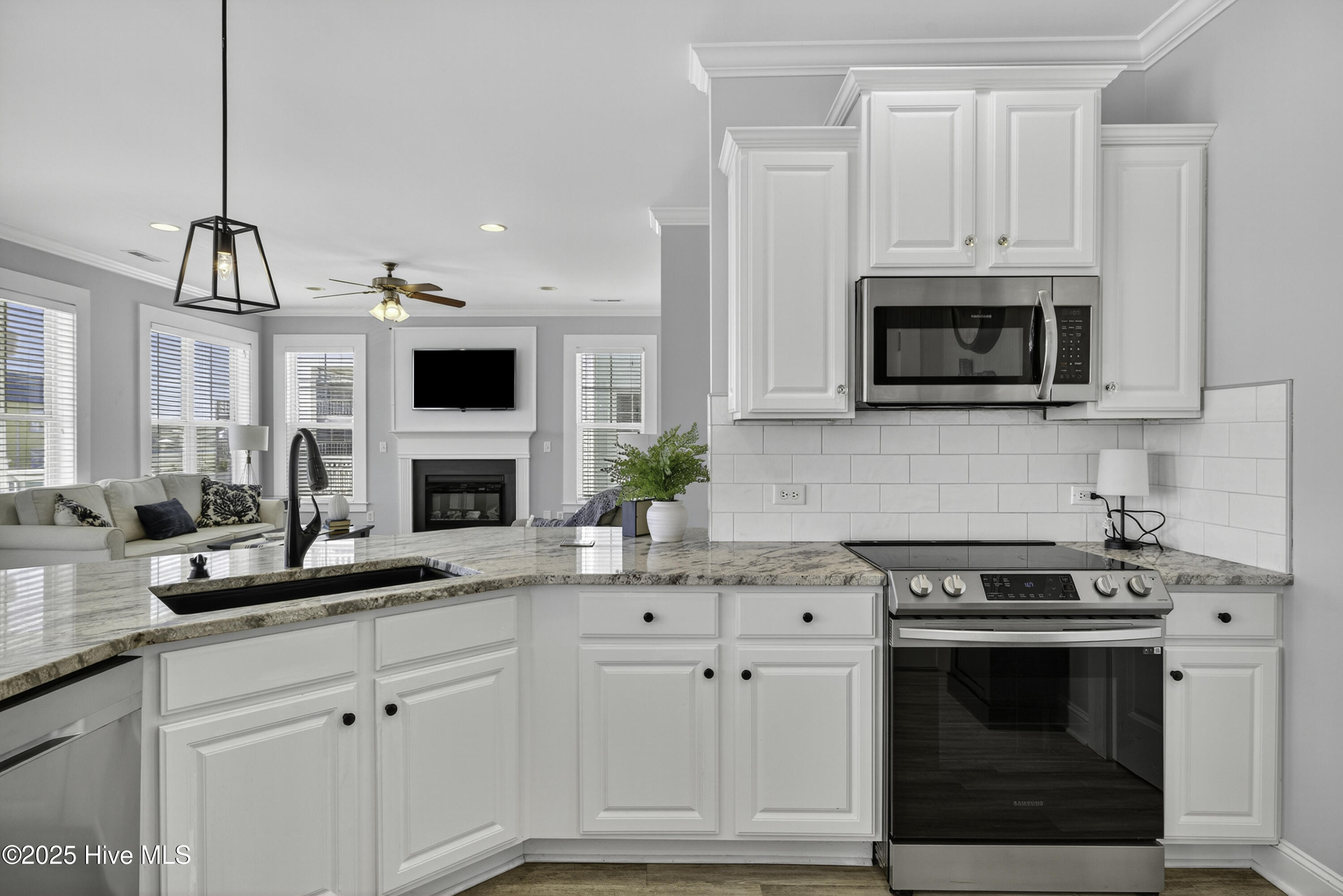 100557630 | Photo 11