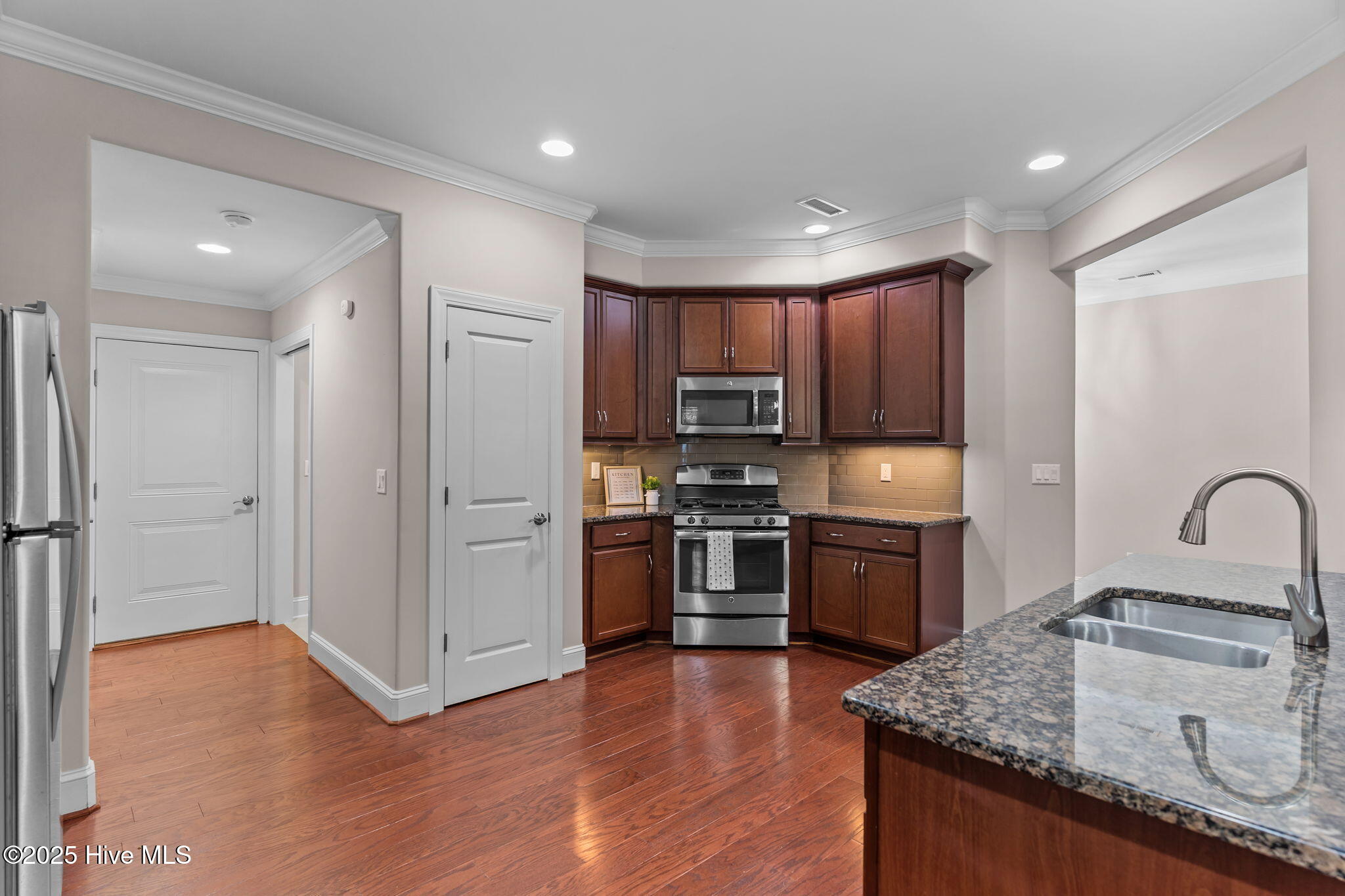 100536953 | Photo 16