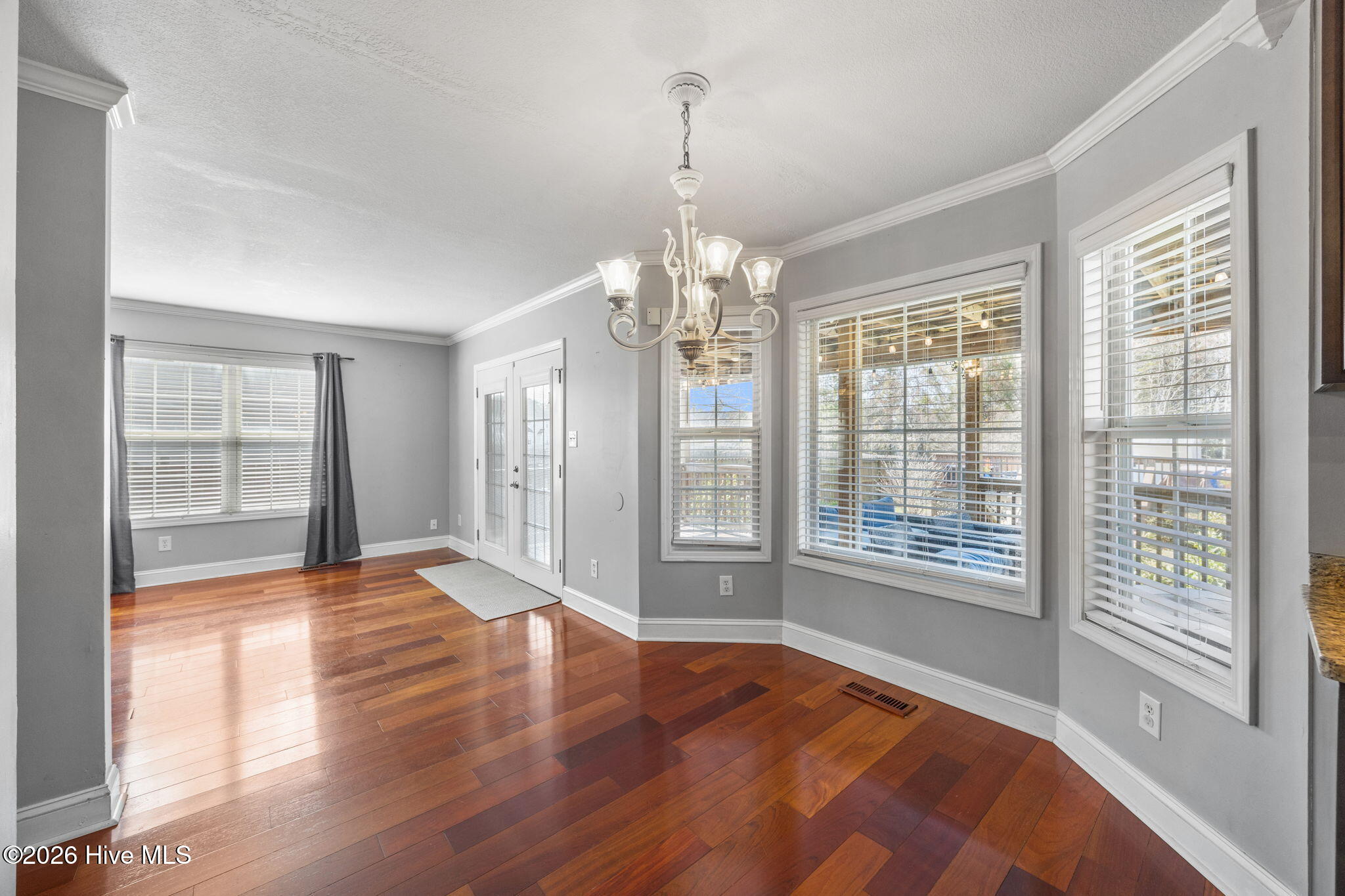 100558260 | Photo 18